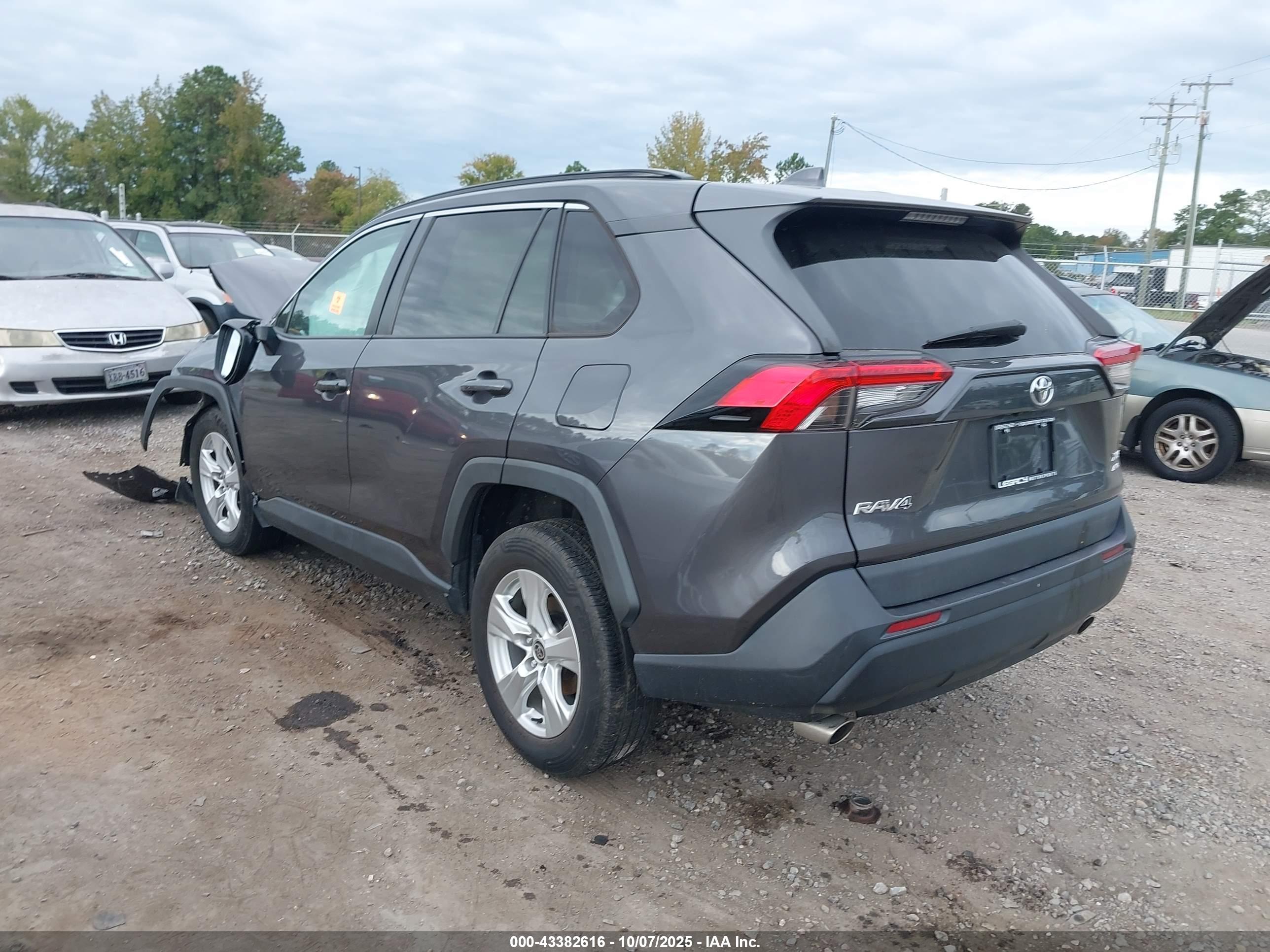 TOYOTA RAV4 image 3