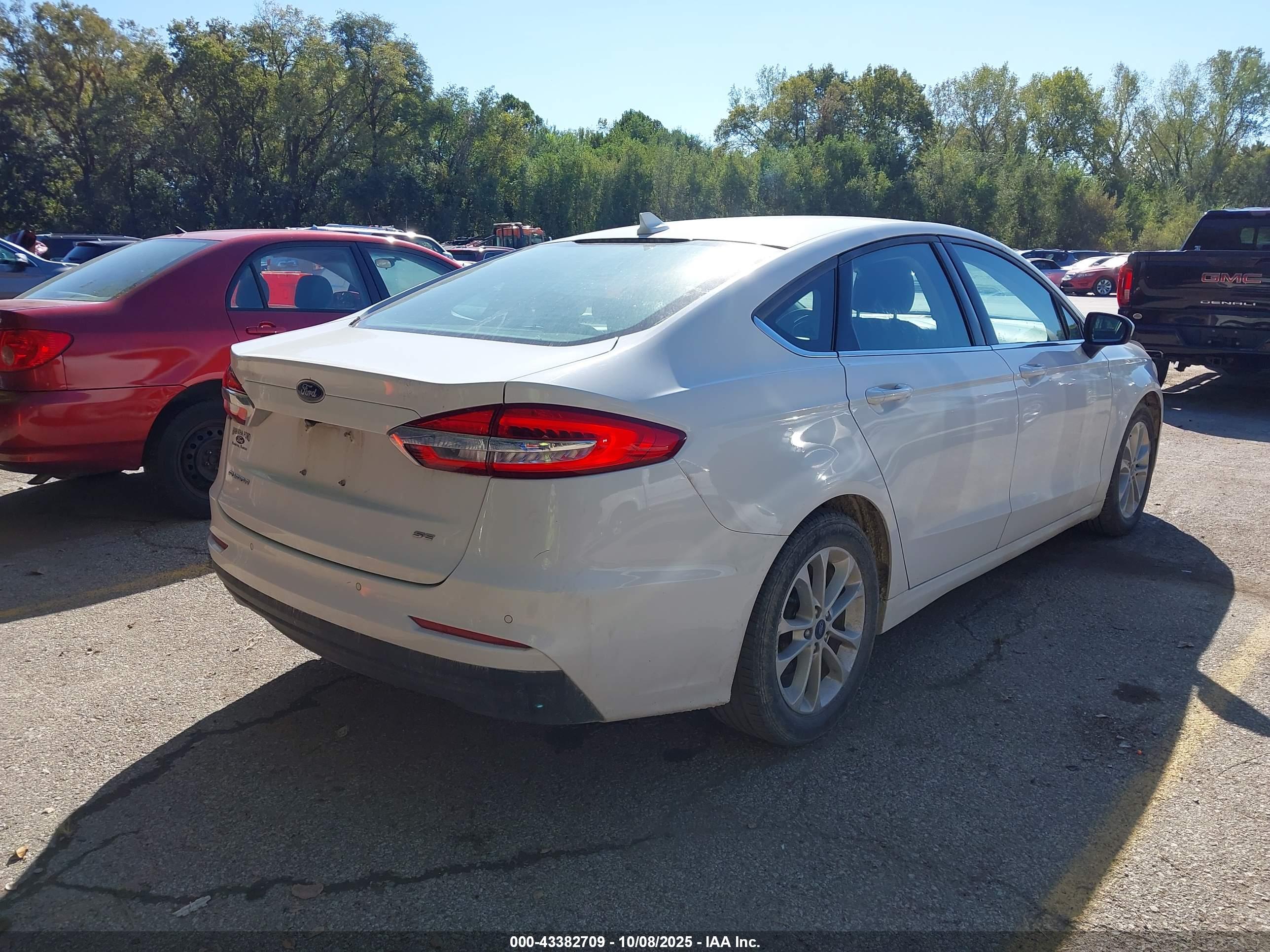 FORD FUSION image 4