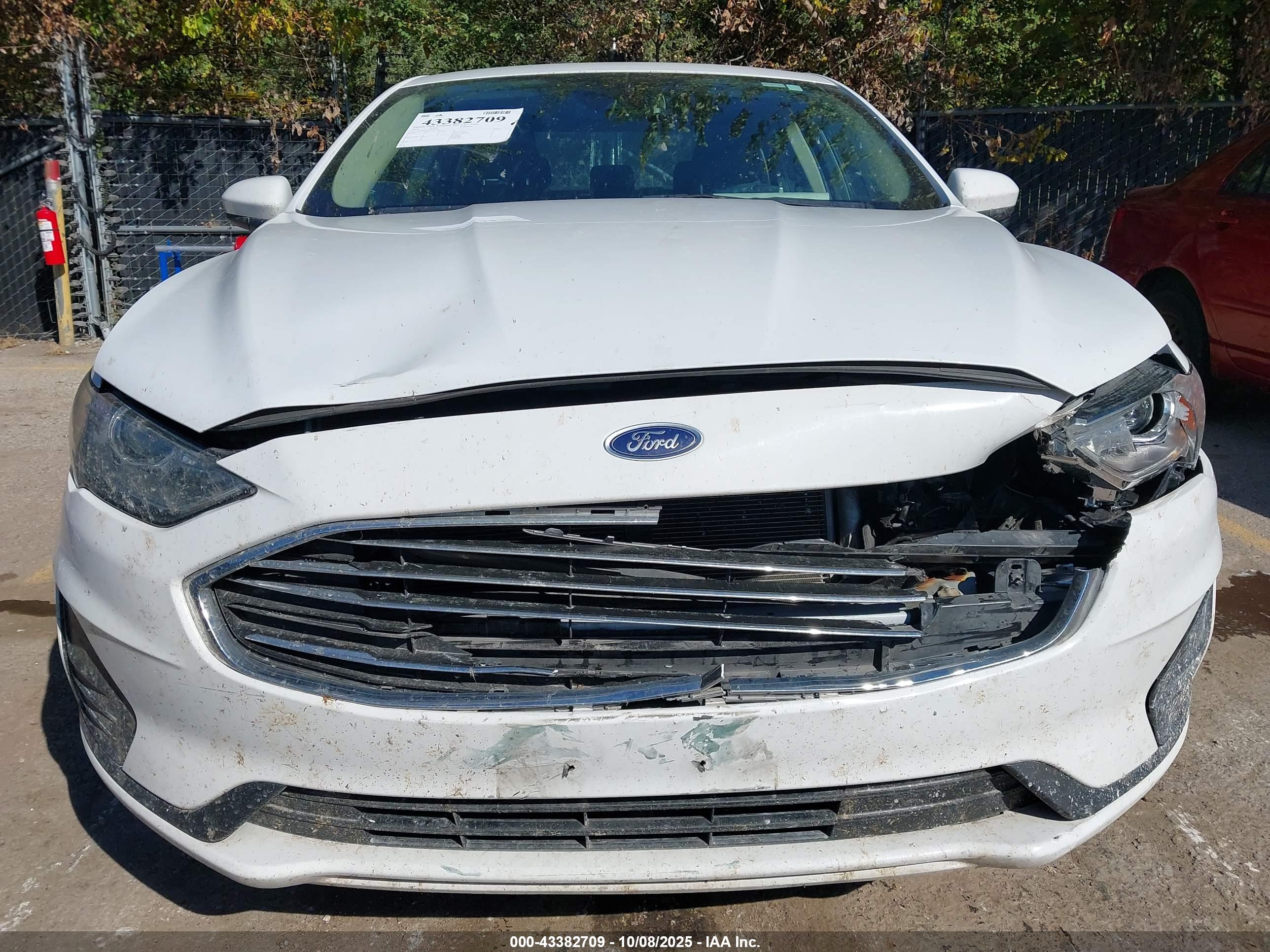 FORD FUSION image 6