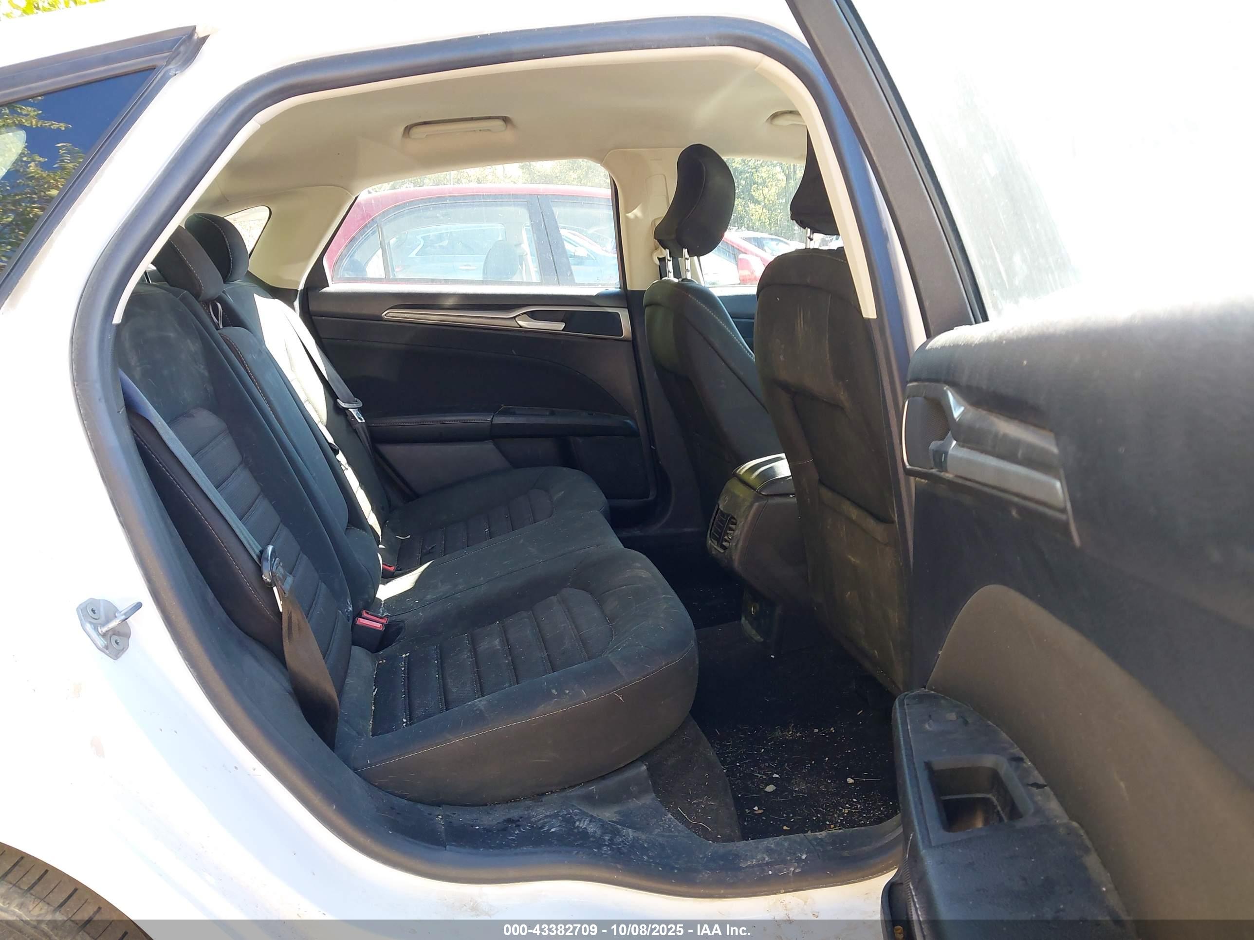 FORD FUSION image 8