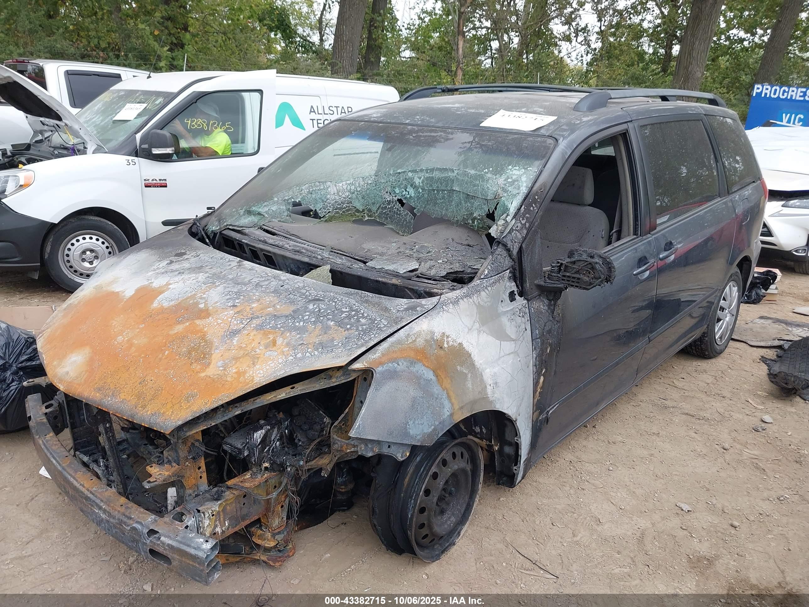 TOYOTA SIENNA image 2