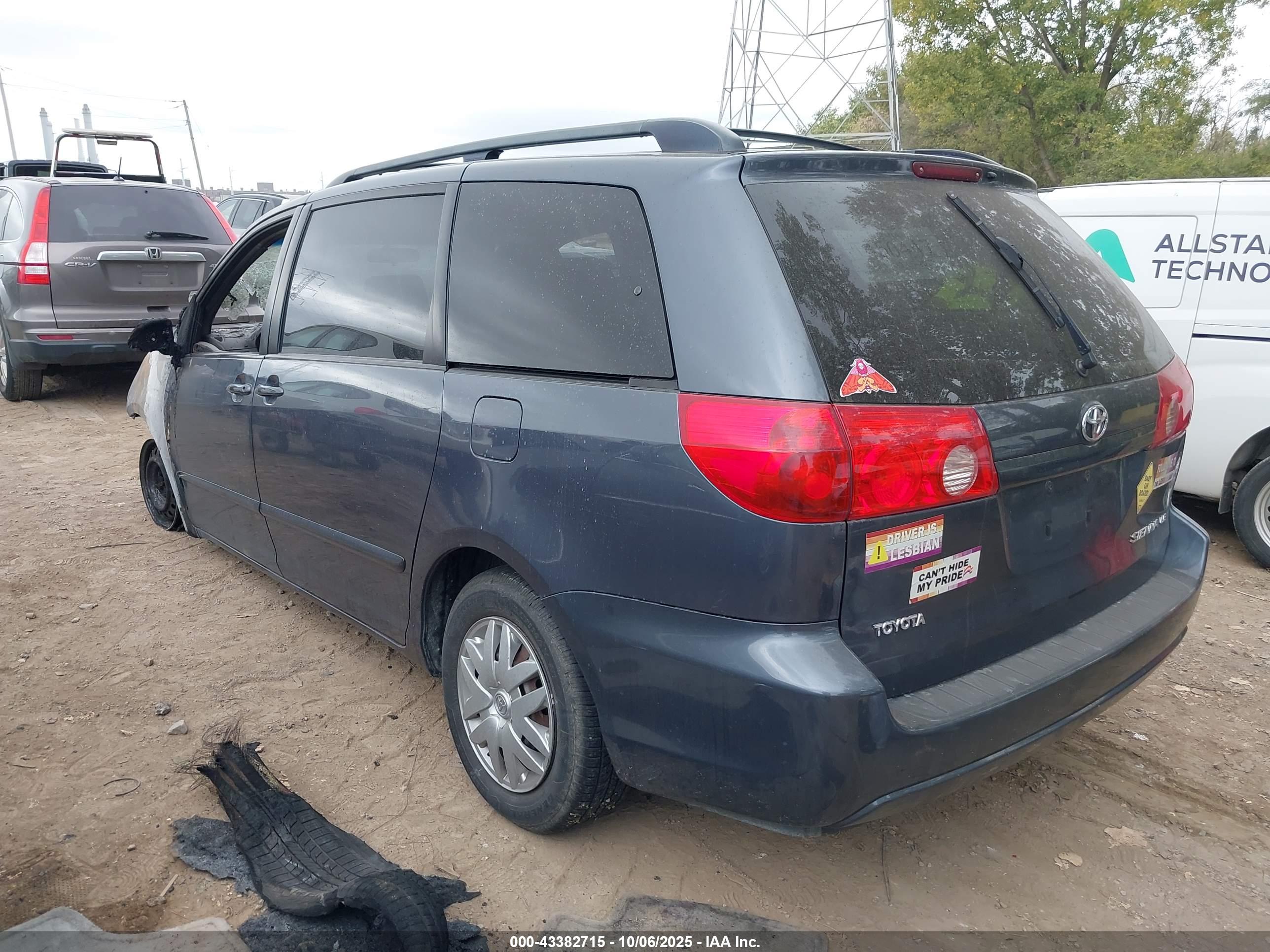 TOYOTA SIENNA image 3