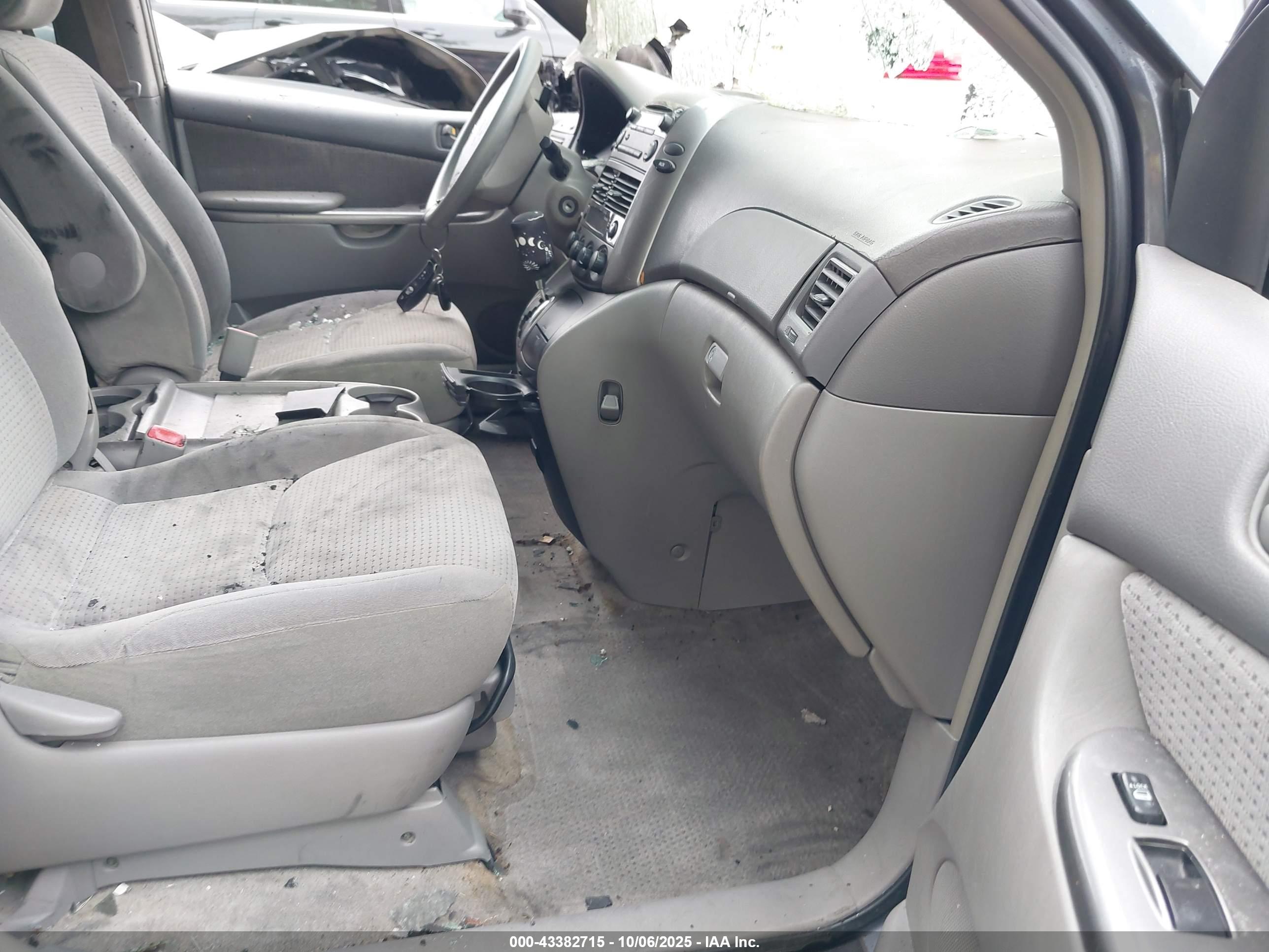 TOYOTA SIENNA image 5