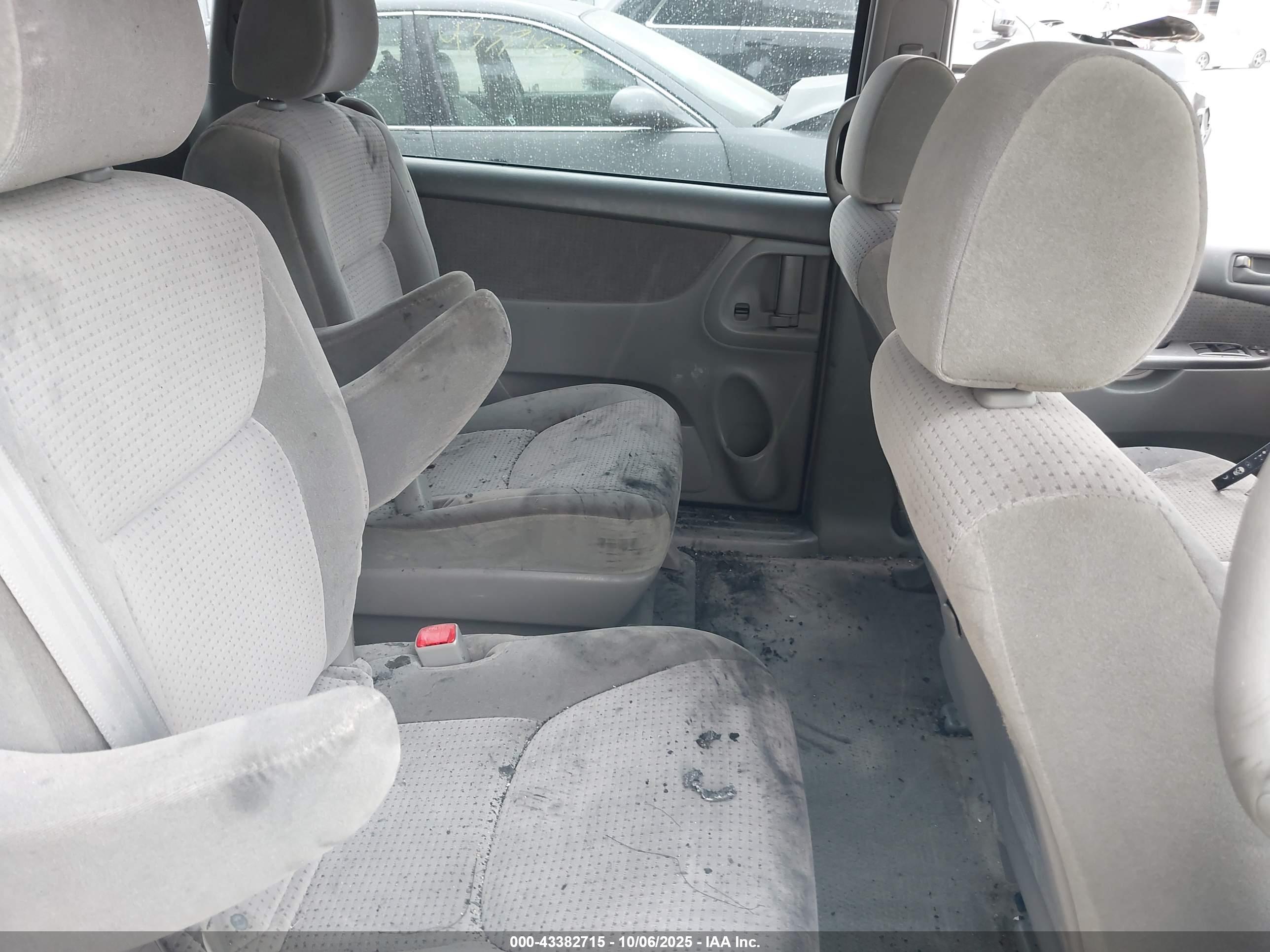 TOYOTA SIENNA image 8
