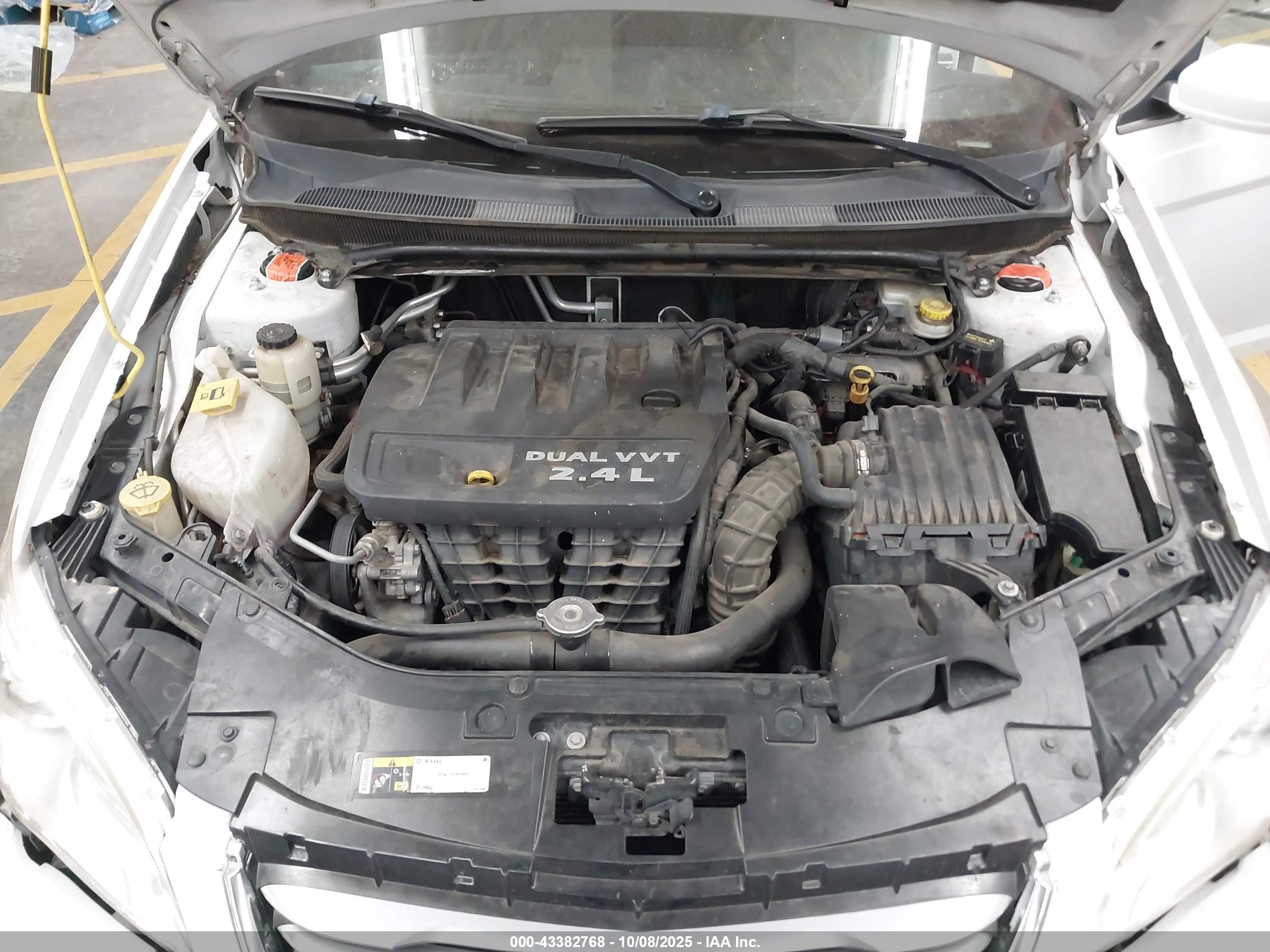 CHRYSLER 200 image 10
