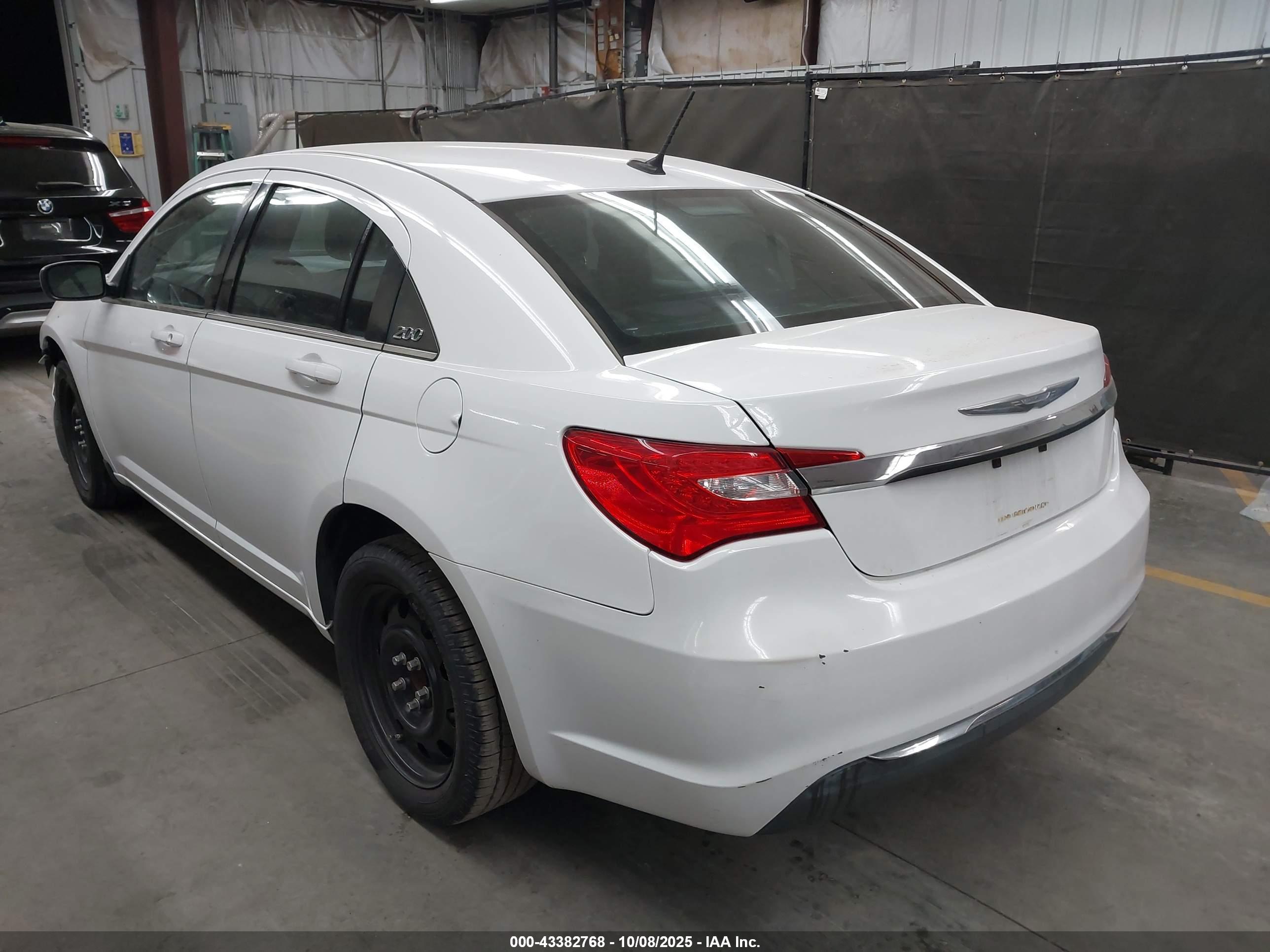 CHRYSLER 200 image 3