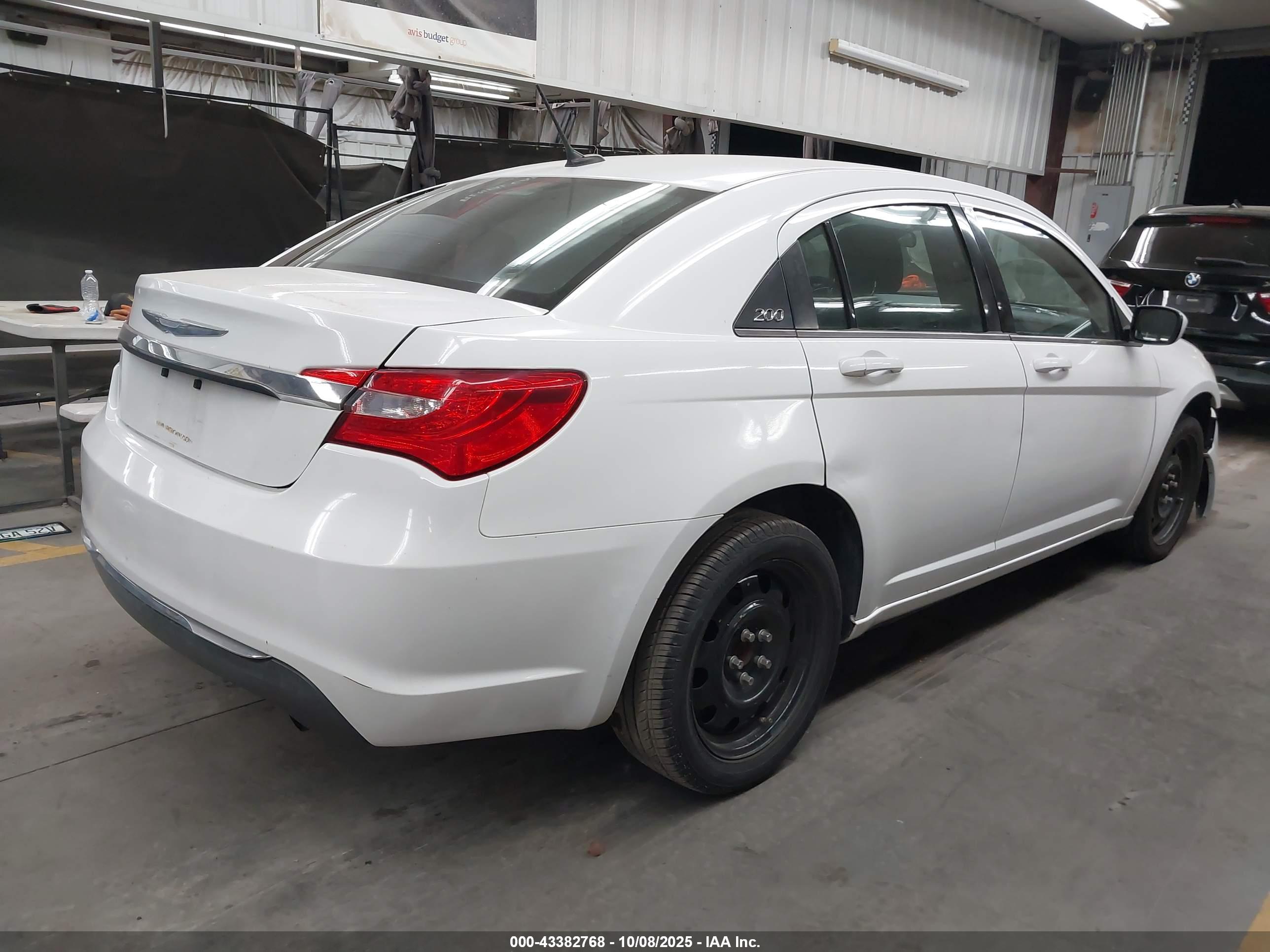 CHRYSLER 200 image 4