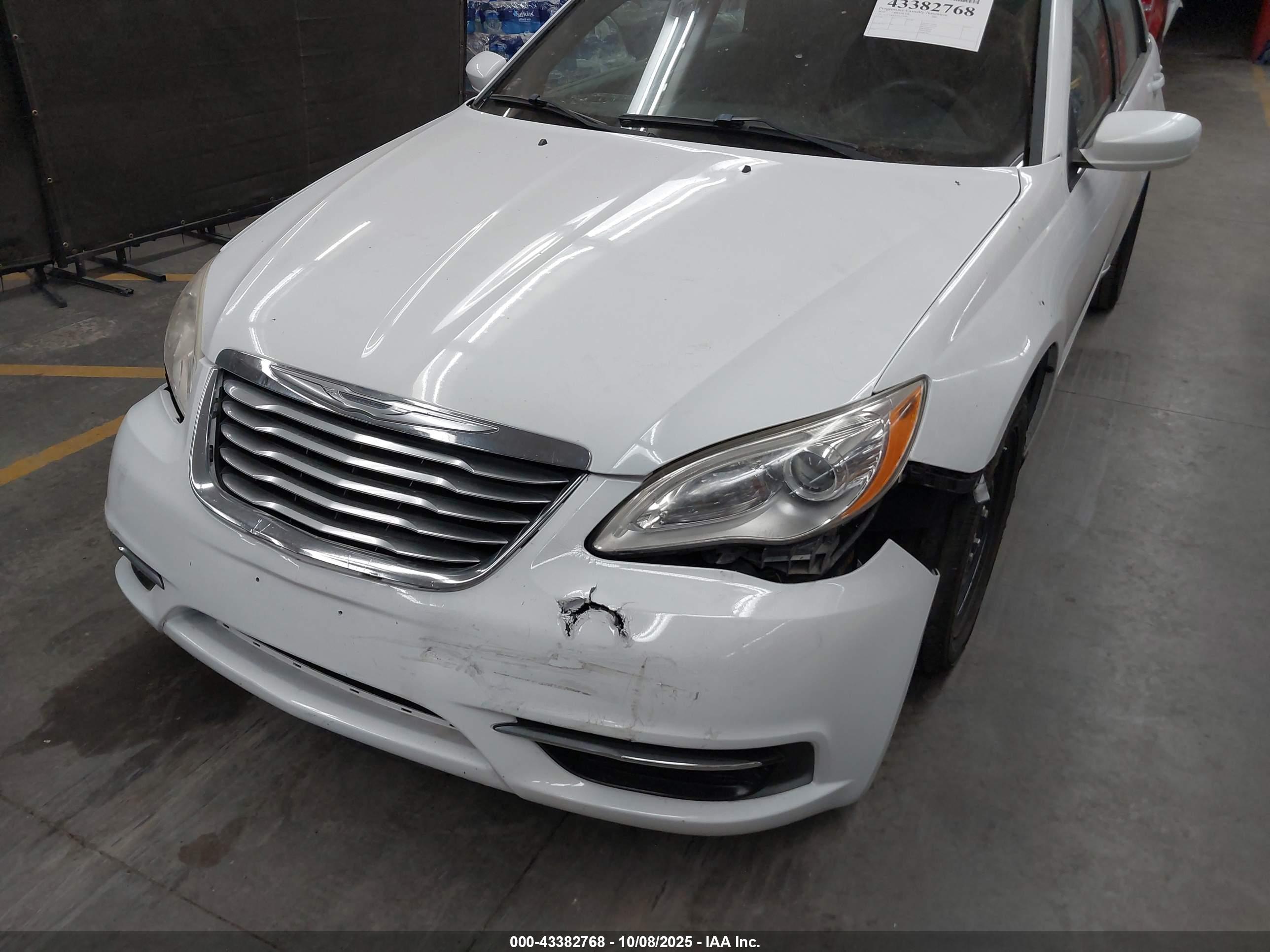 CHRYSLER 200 image 6