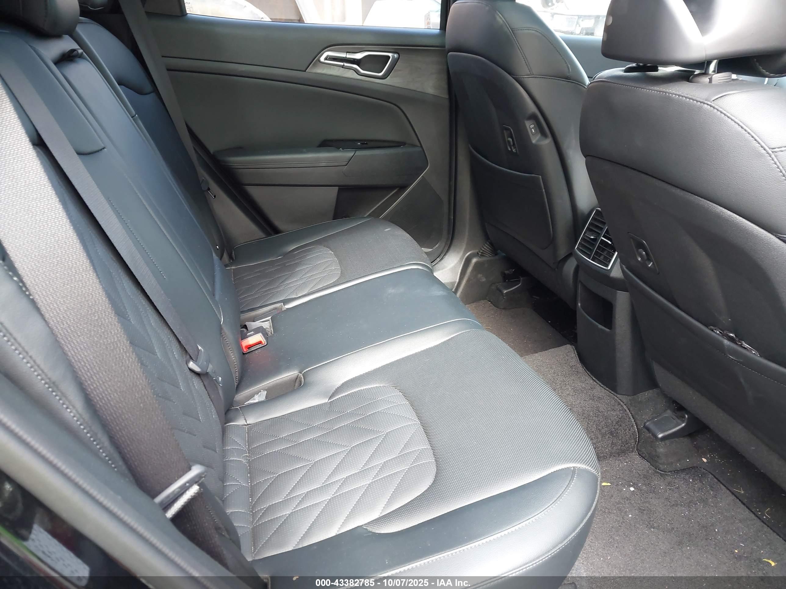 KIA SPORTAGE image 8