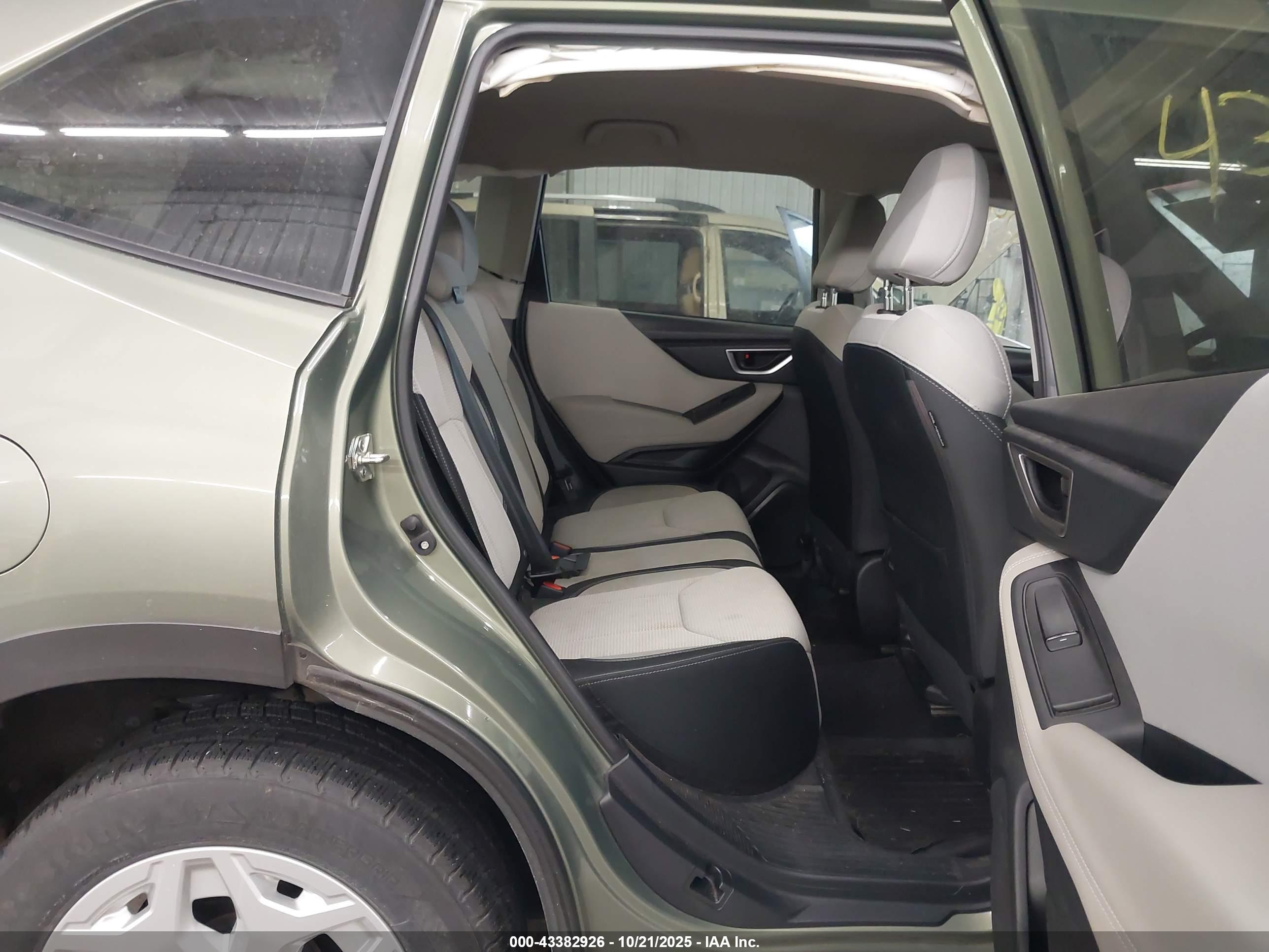 SUBARU FORESTER image 8