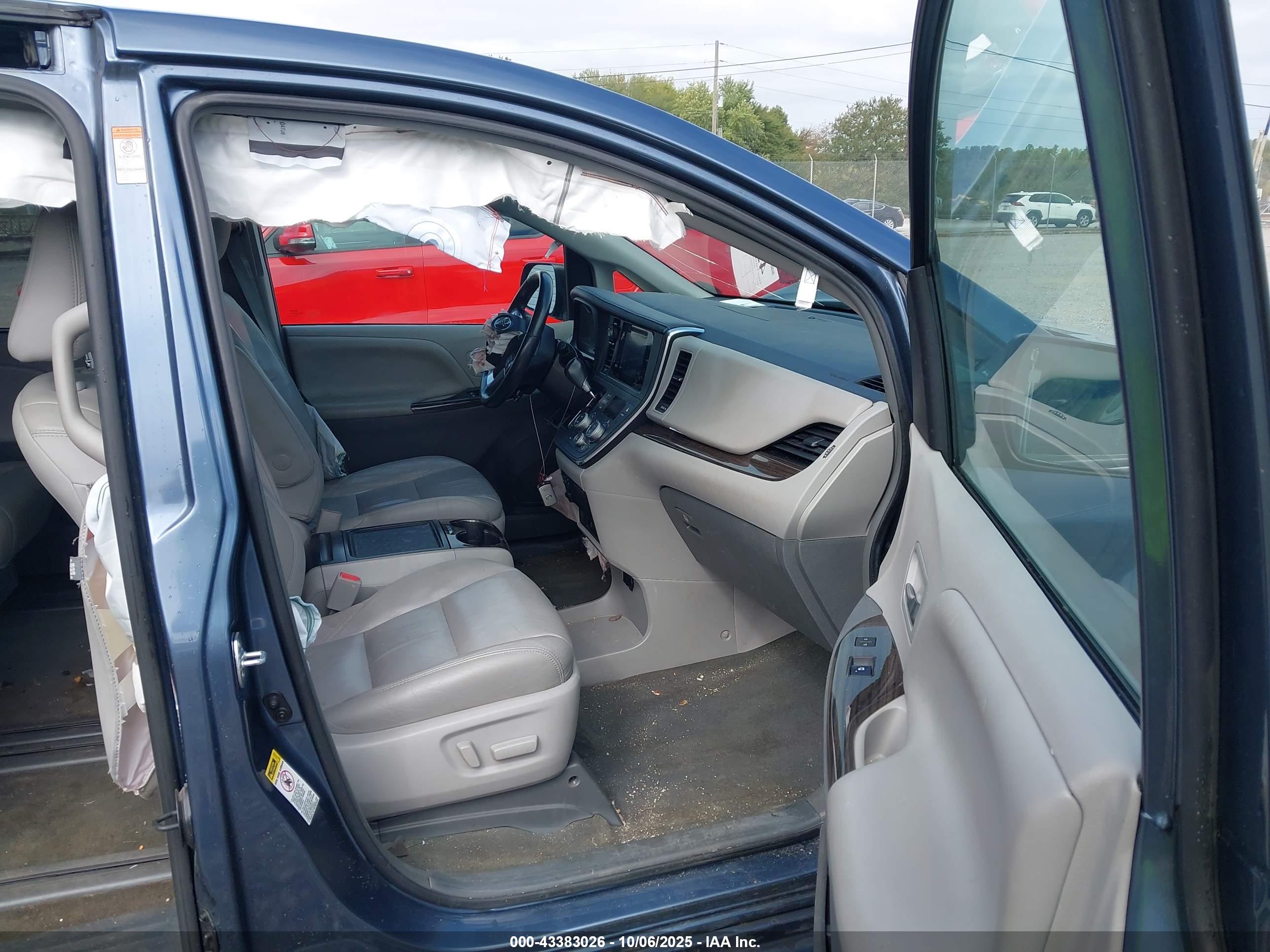 TOYOTA SIENNA image 5