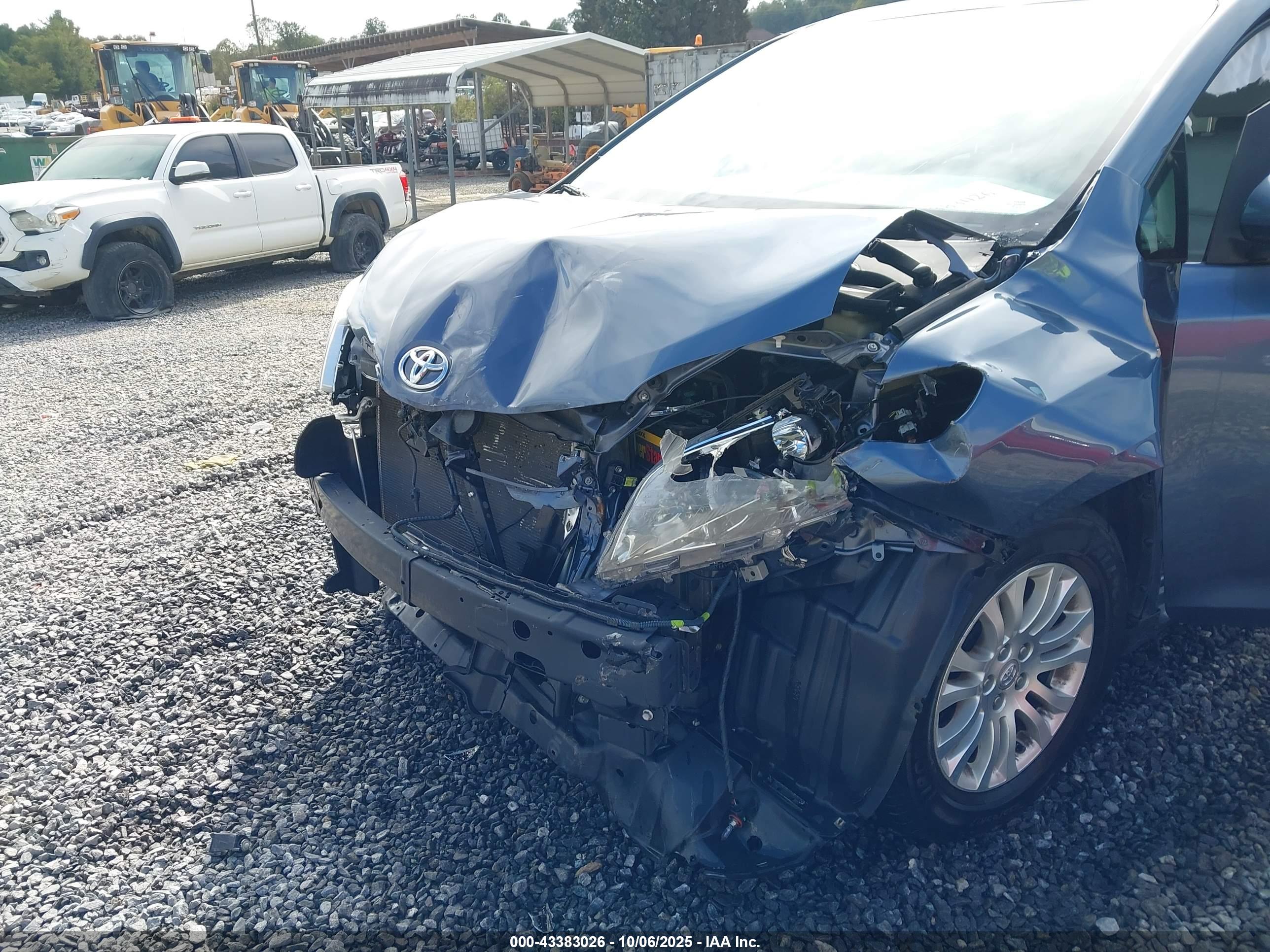 TOYOTA SIENNA image 6