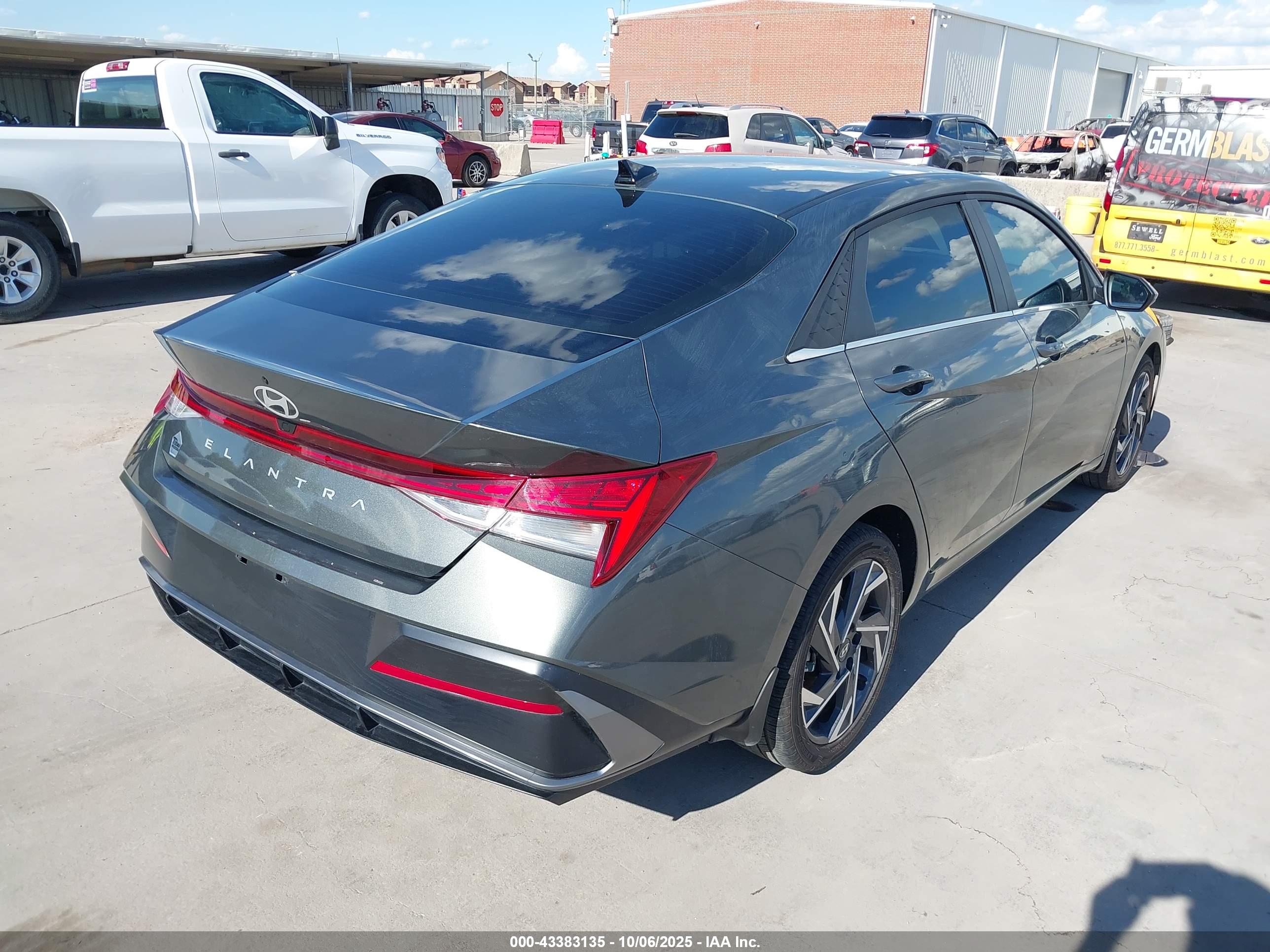 HYUNDAI ELANTRA image 4
