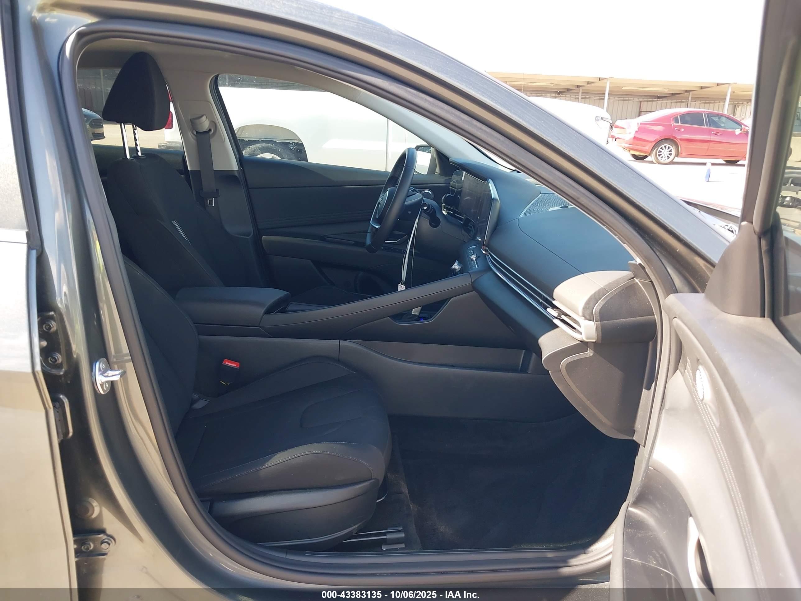 HYUNDAI ELANTRA image 5