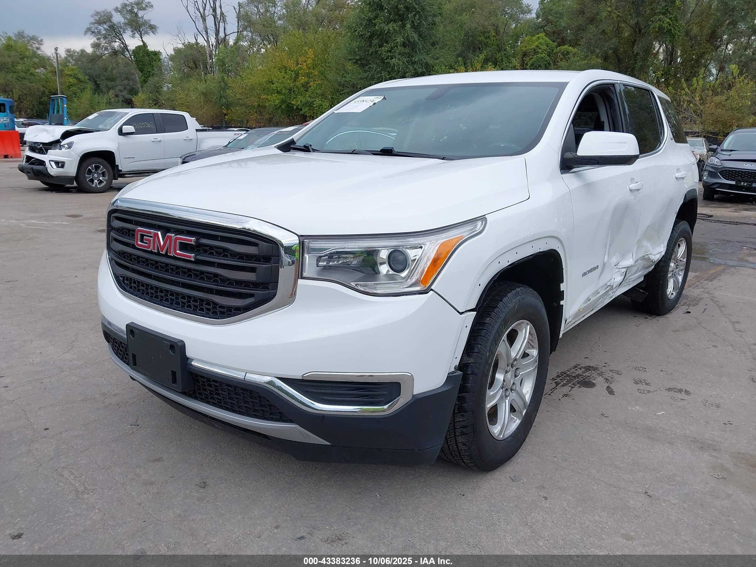 GMC ACADIA image 2