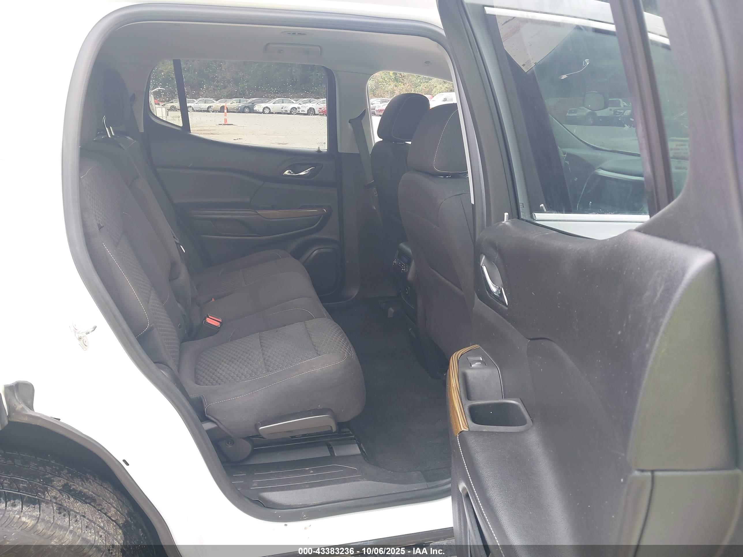 GMC ACADIA image 8