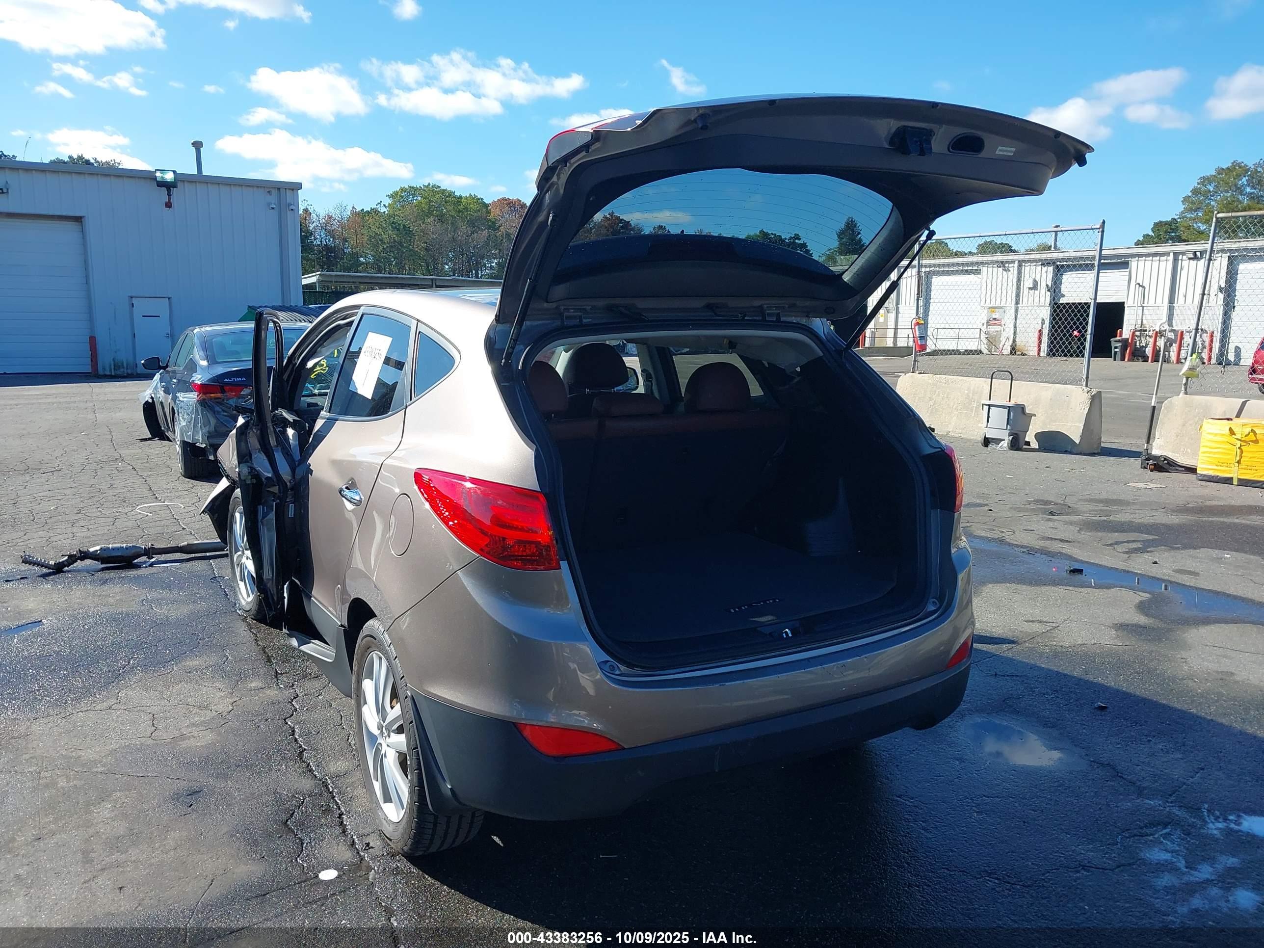 HYUNDAI TUCSON image 3