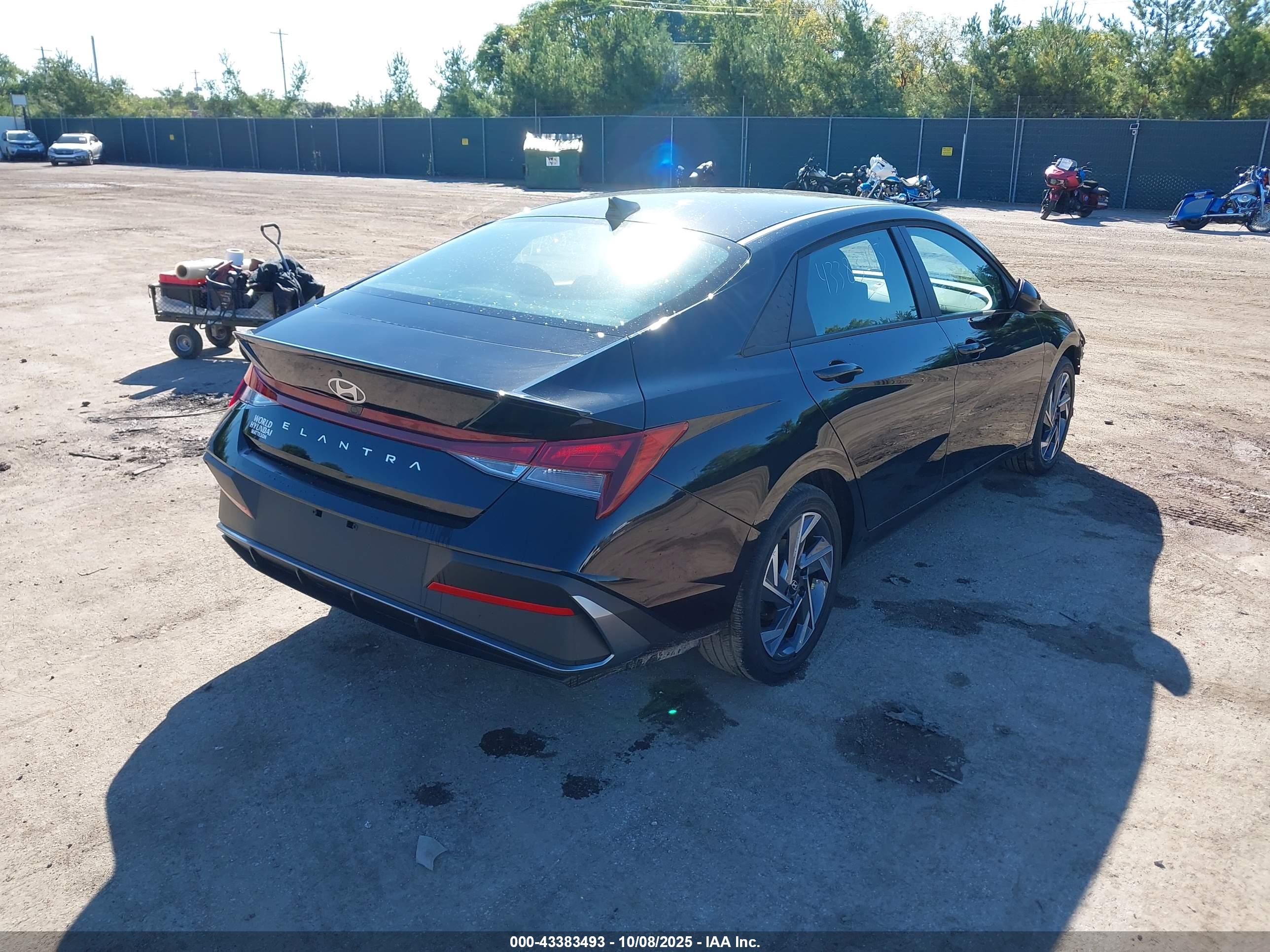 HYUNDAI ELANTRA image 4