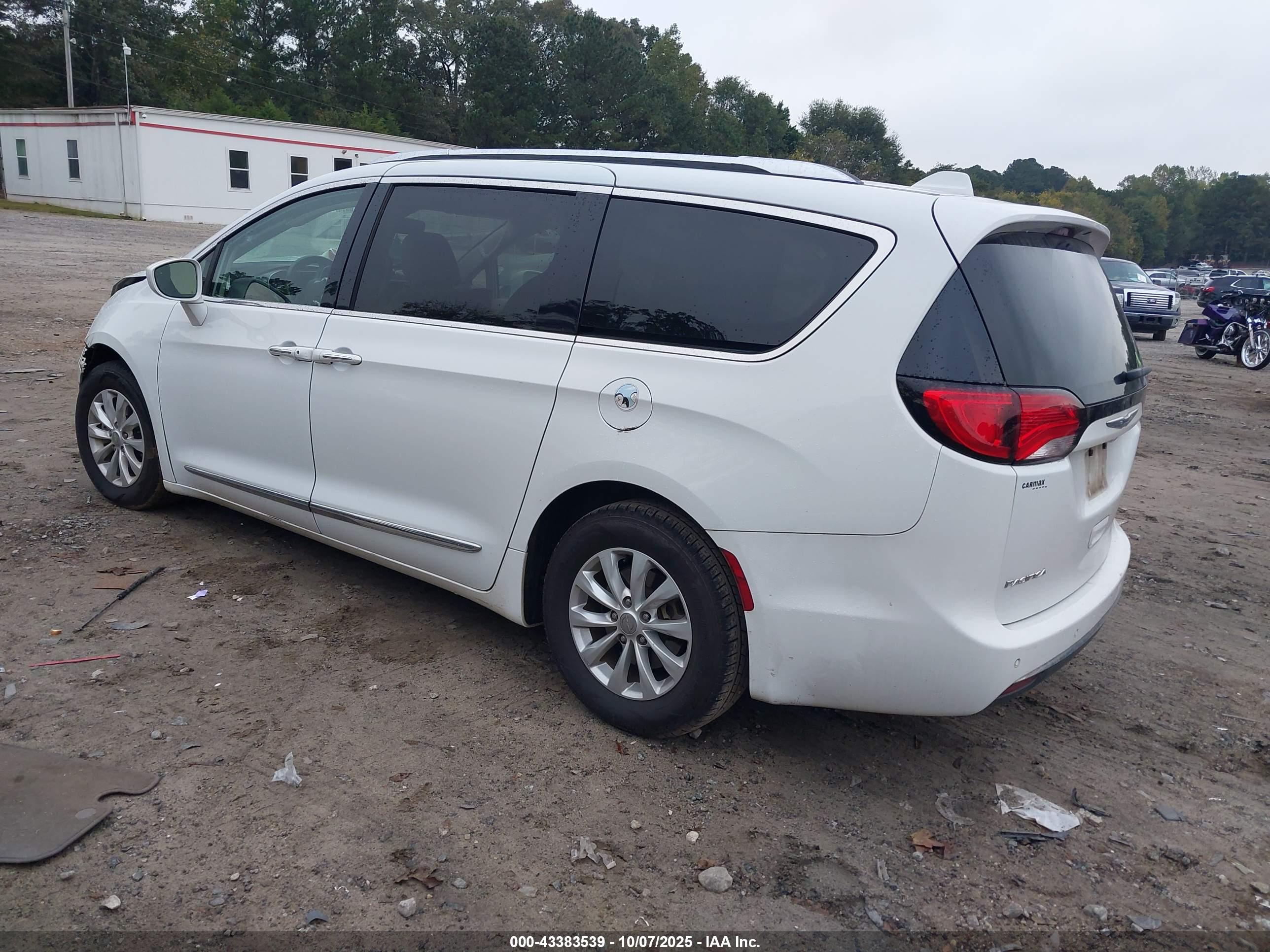 CHRYSLER PACIFICA image 3