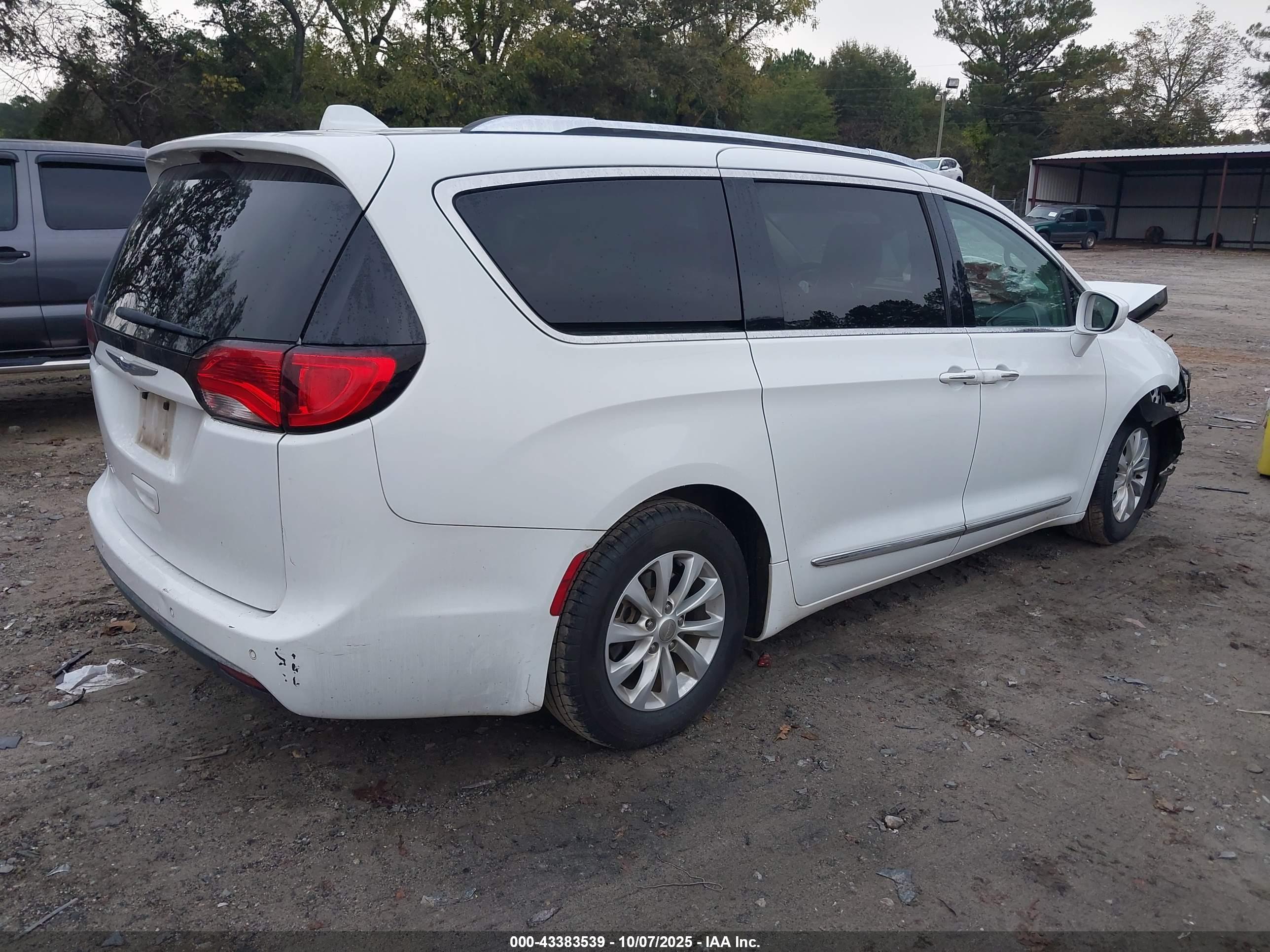 CHRYSLER PACIFICA image 4