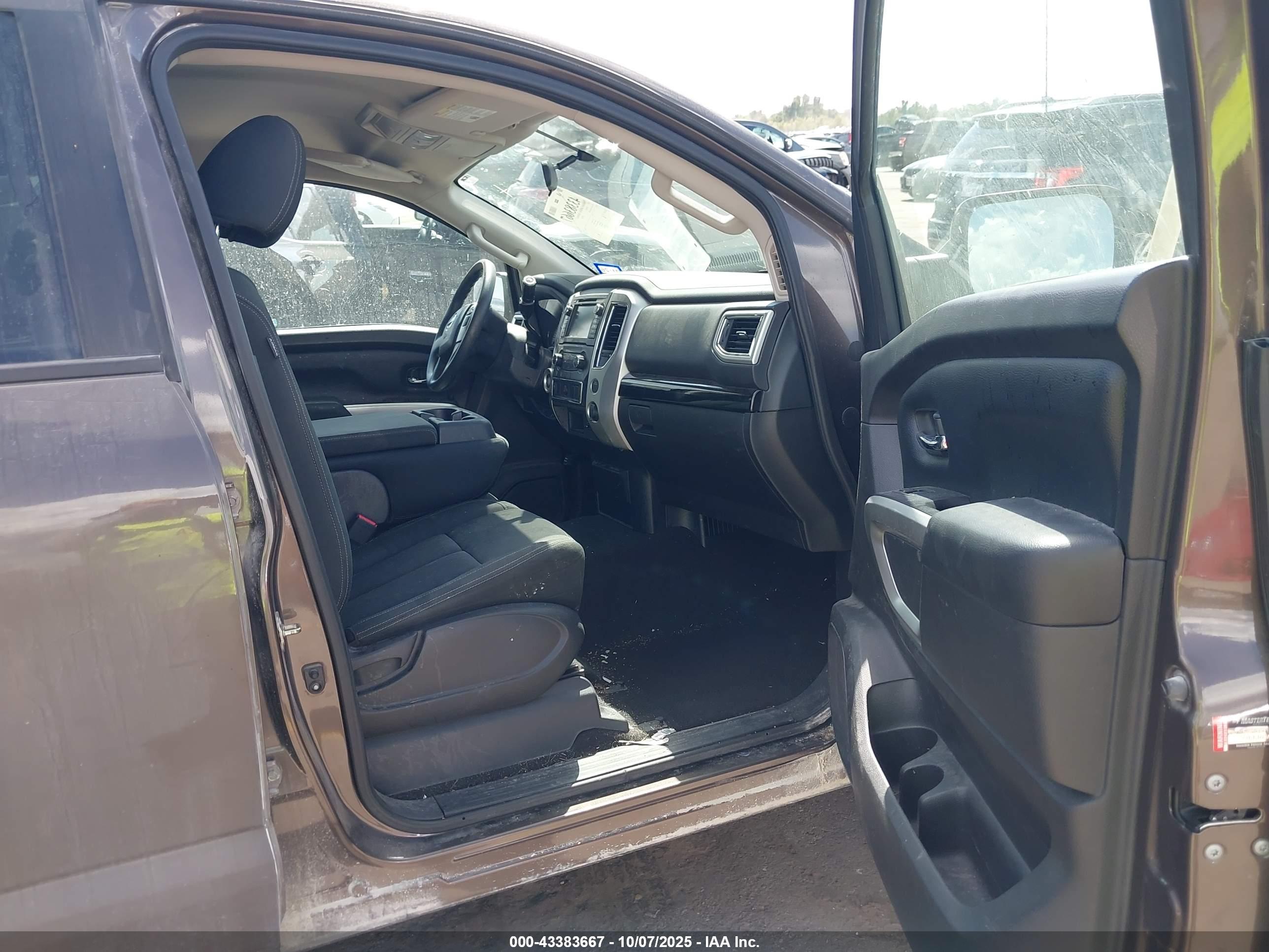 NISSAN TITAN image 5