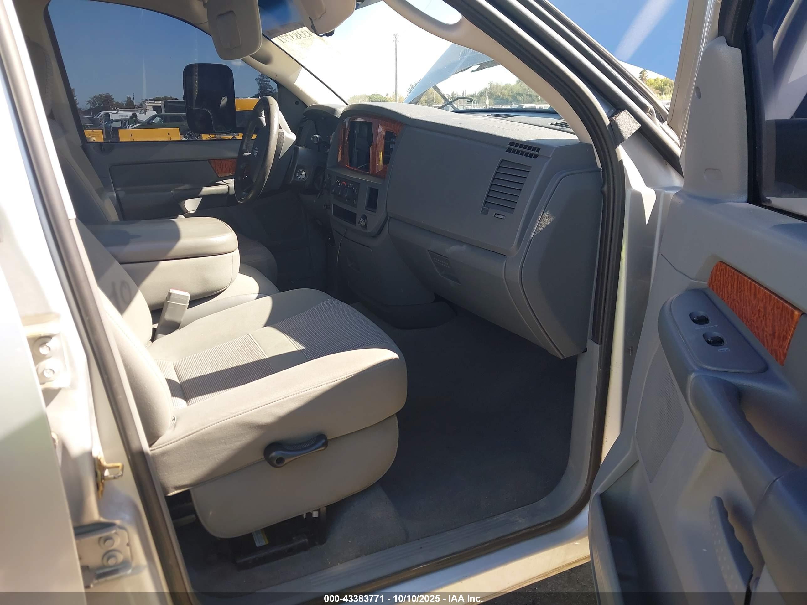 DODGE RAM image 5