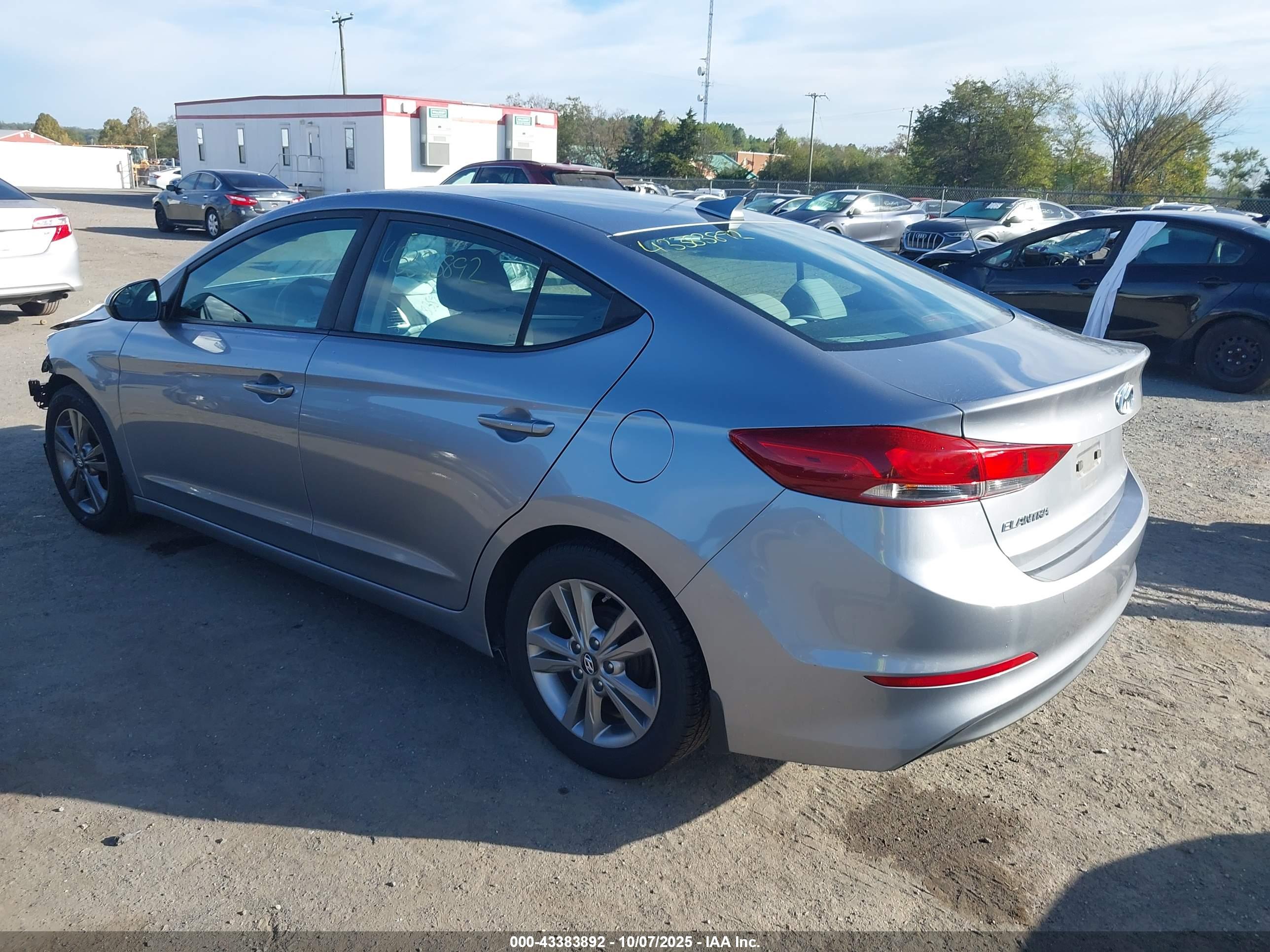 HYUNDAI ELANTRA image 3