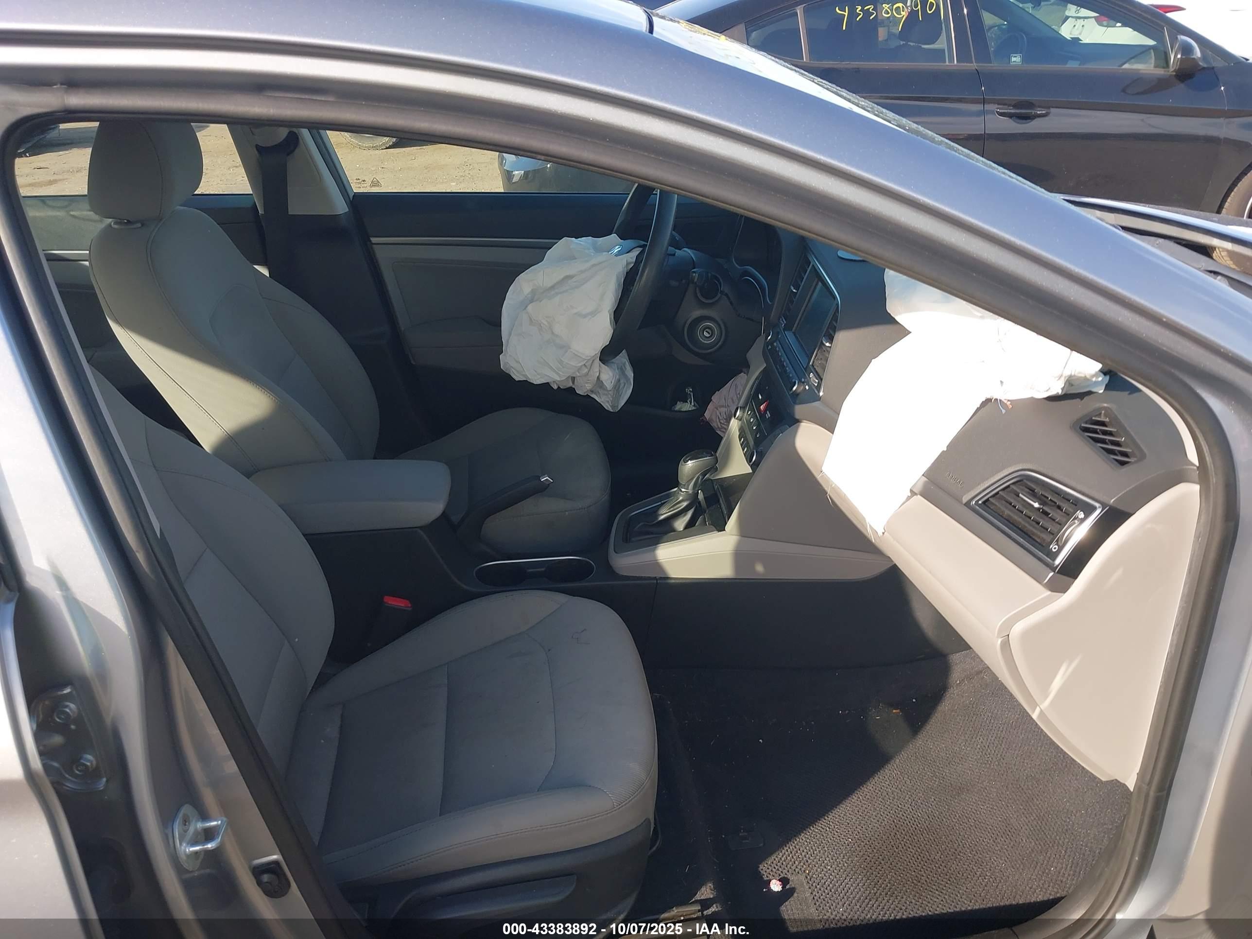 HYUNDAI ELANTRA image 5