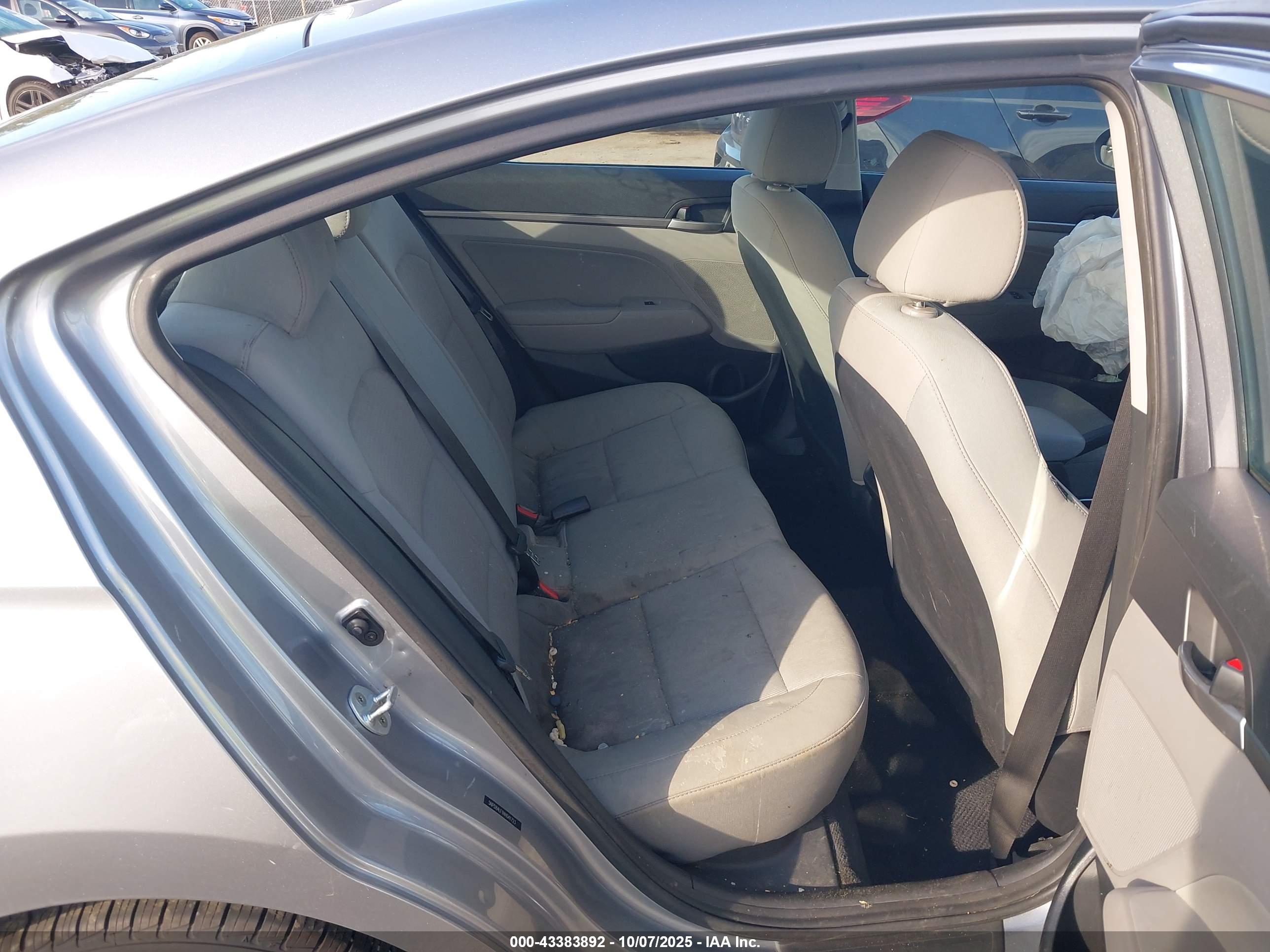 HYUNDAI ELANTRA image 8