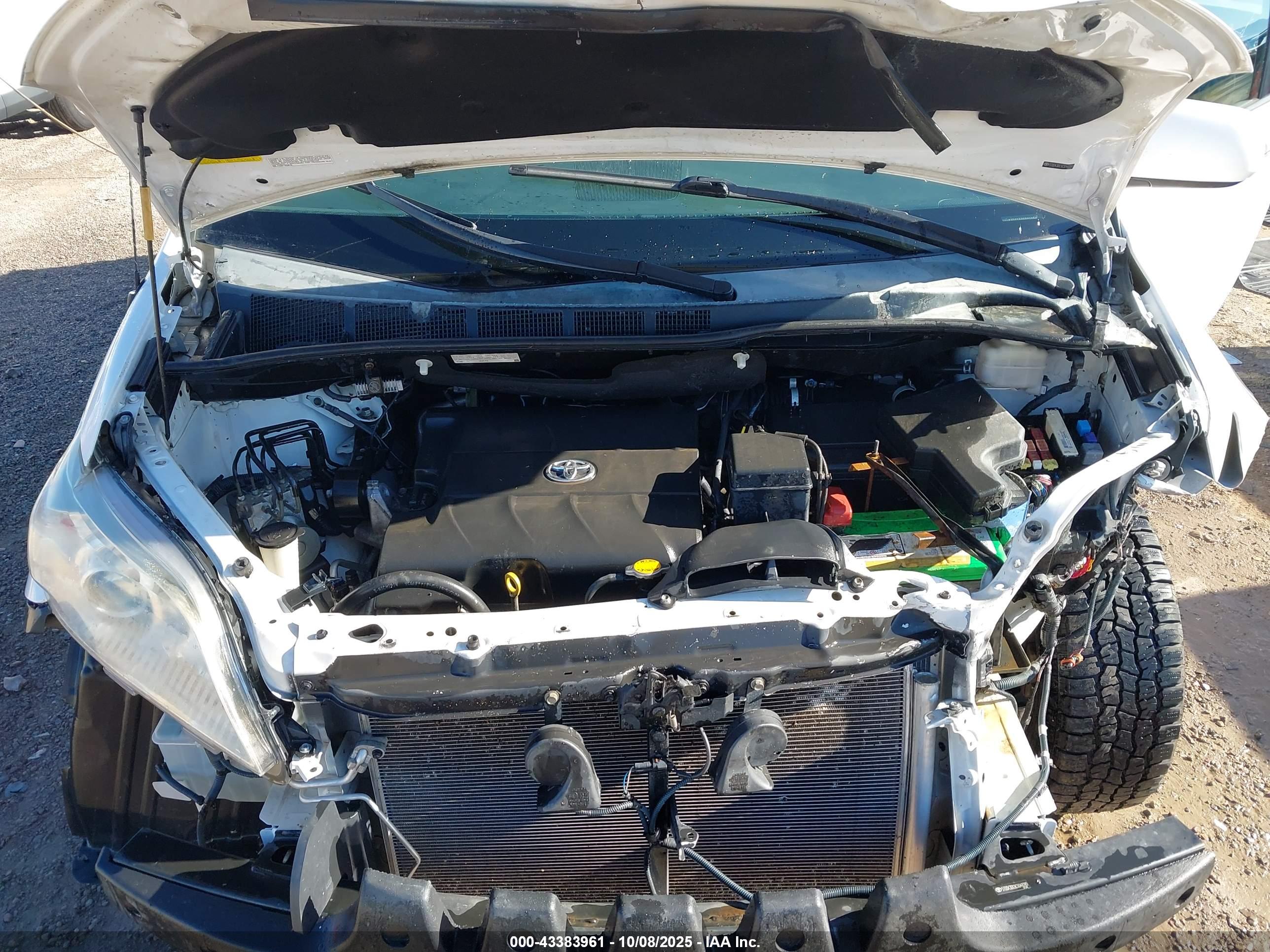 TOYOTA SIENNA image 10