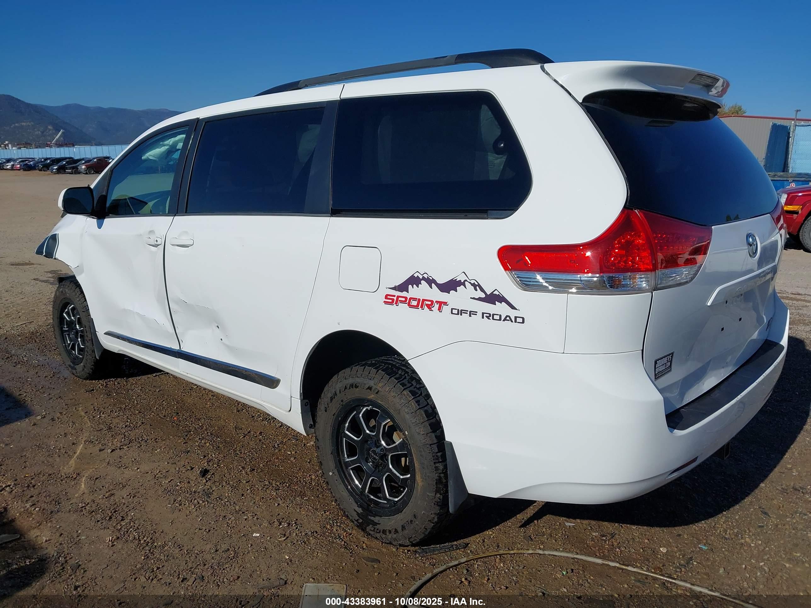 TOYOTA SIENNA image 3