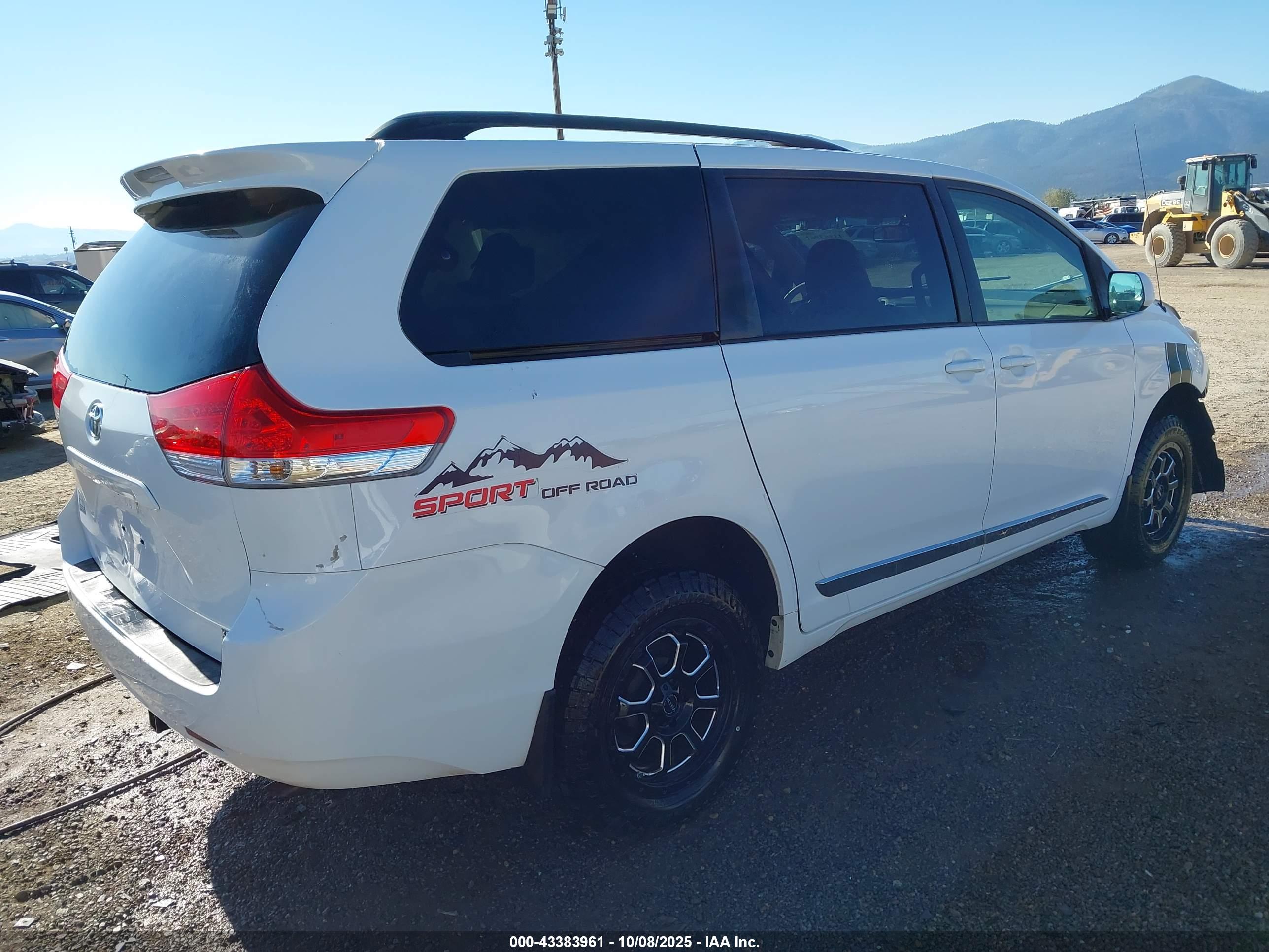 TOYOTA SIENNA image 4