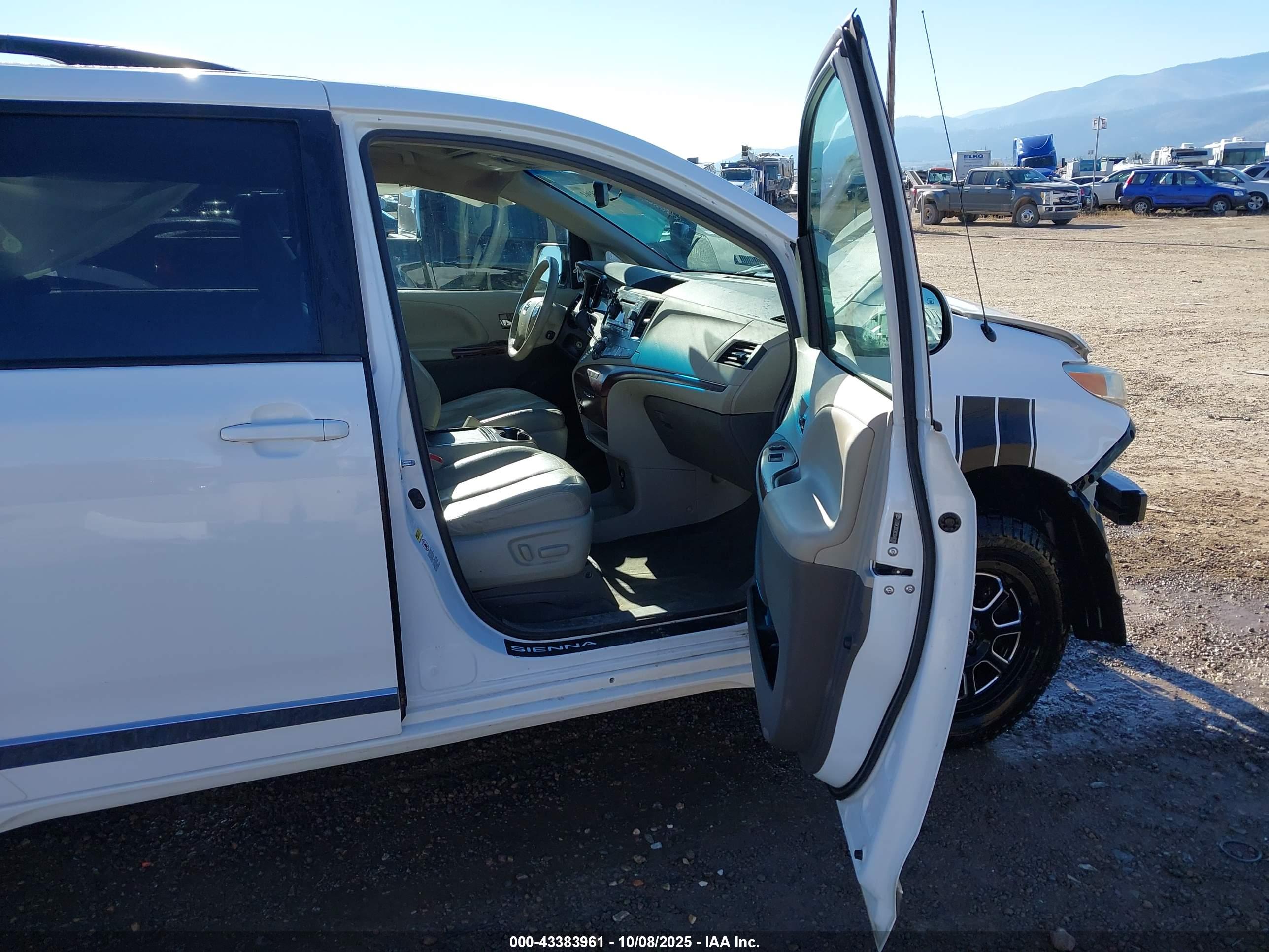 TOYOTA SIENNA image 5