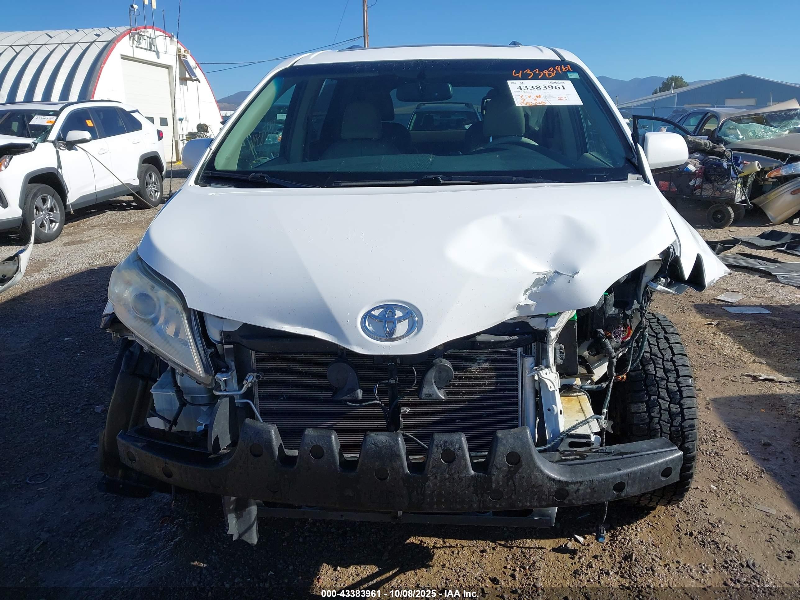 TOYOTA SIENNA image 6