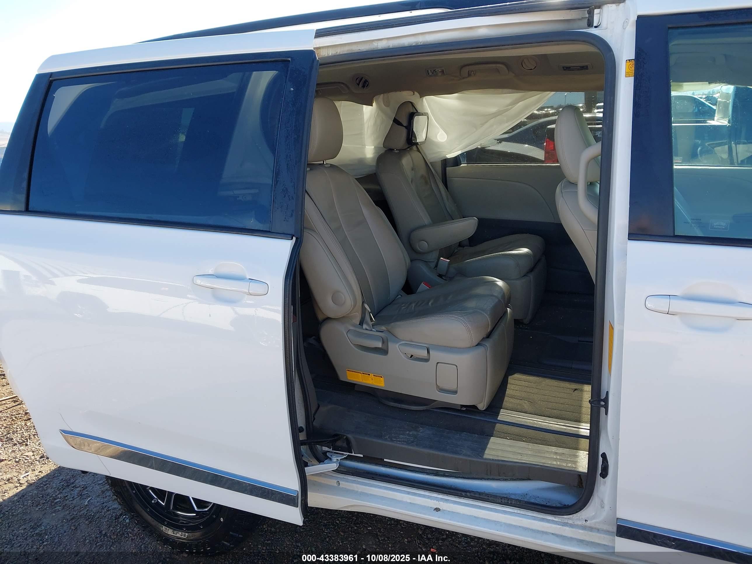 TOYOTA SIENNA image 8