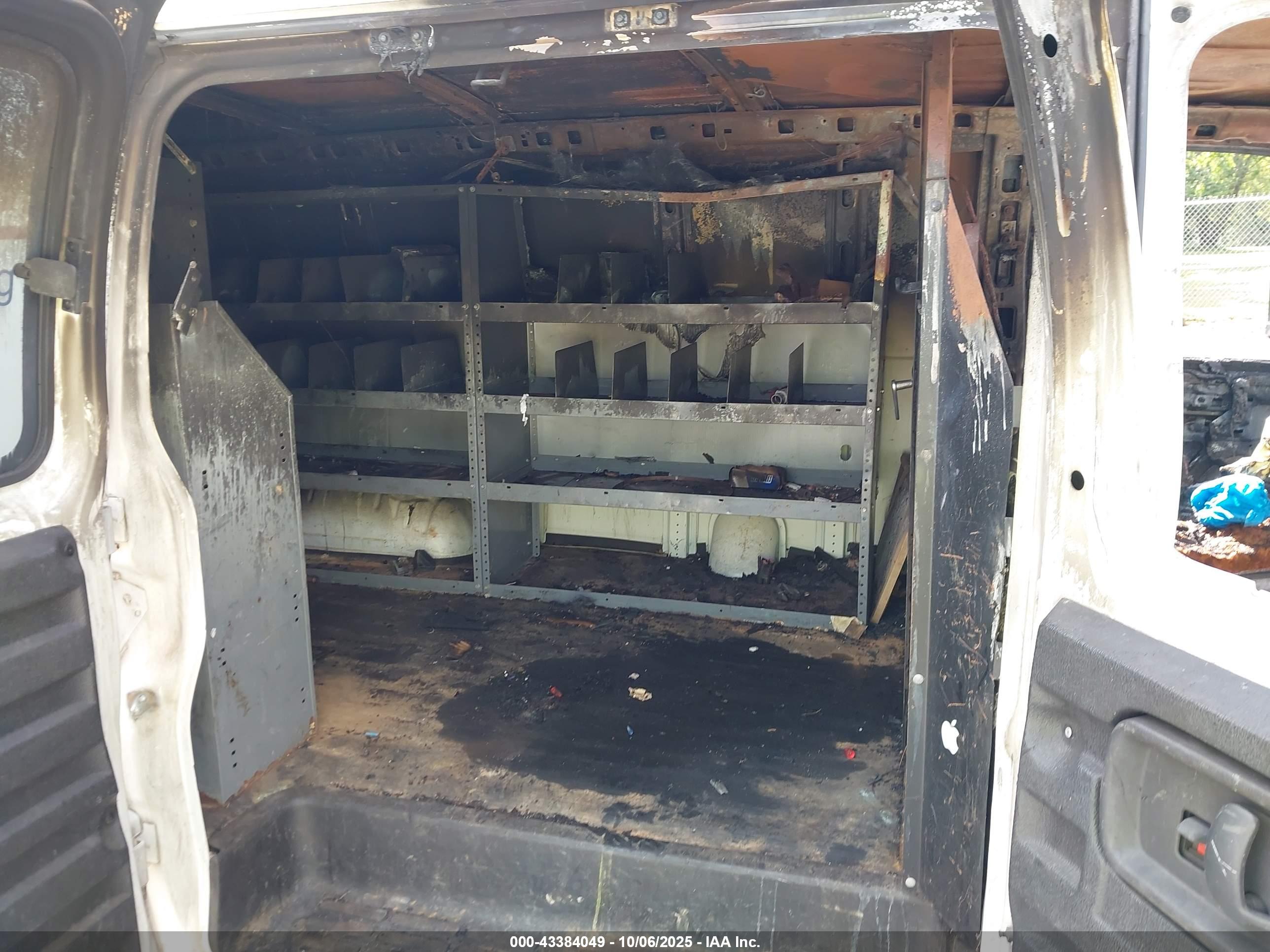 CHEVROLET EXPRESS image 8