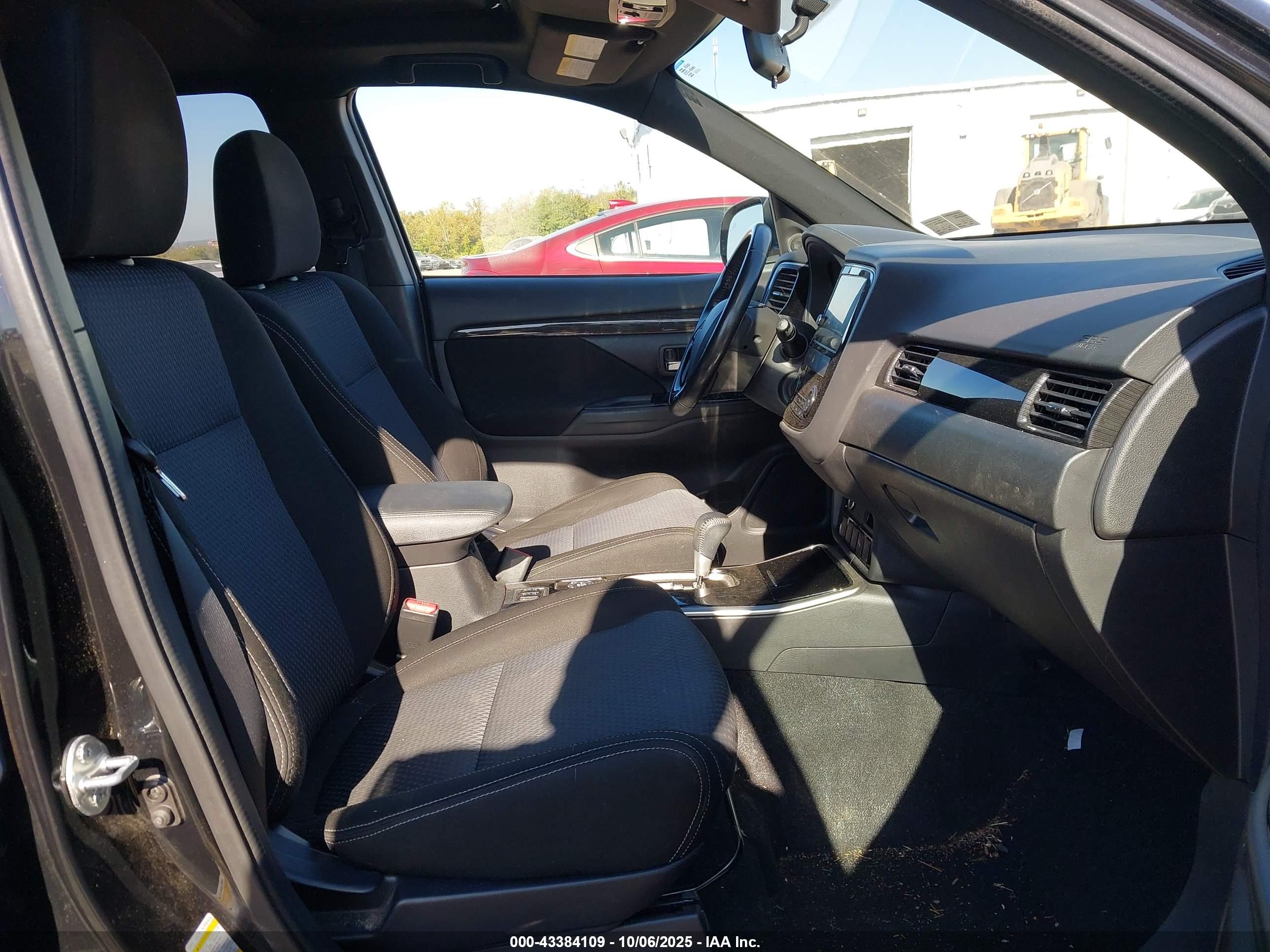 MITSUBISHI OUTLANDER image 5