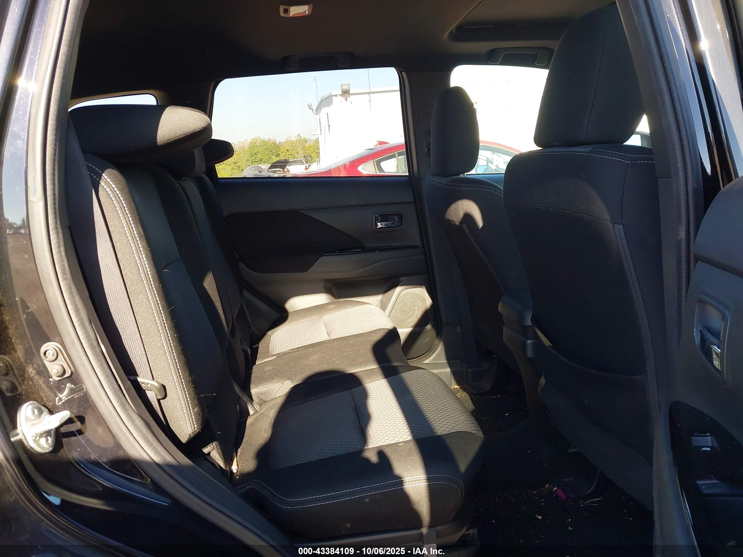 MITSUBISHI OUTLANDER image 8