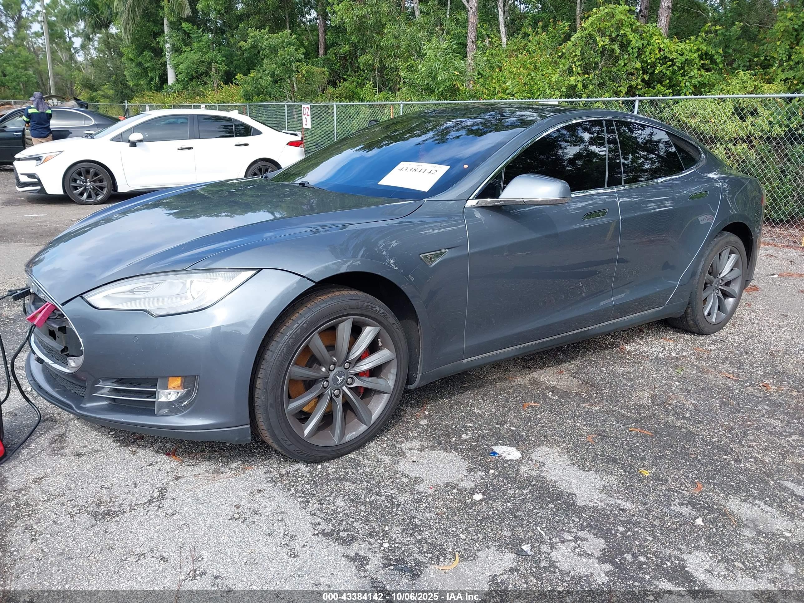 TESLA MODEL image 2