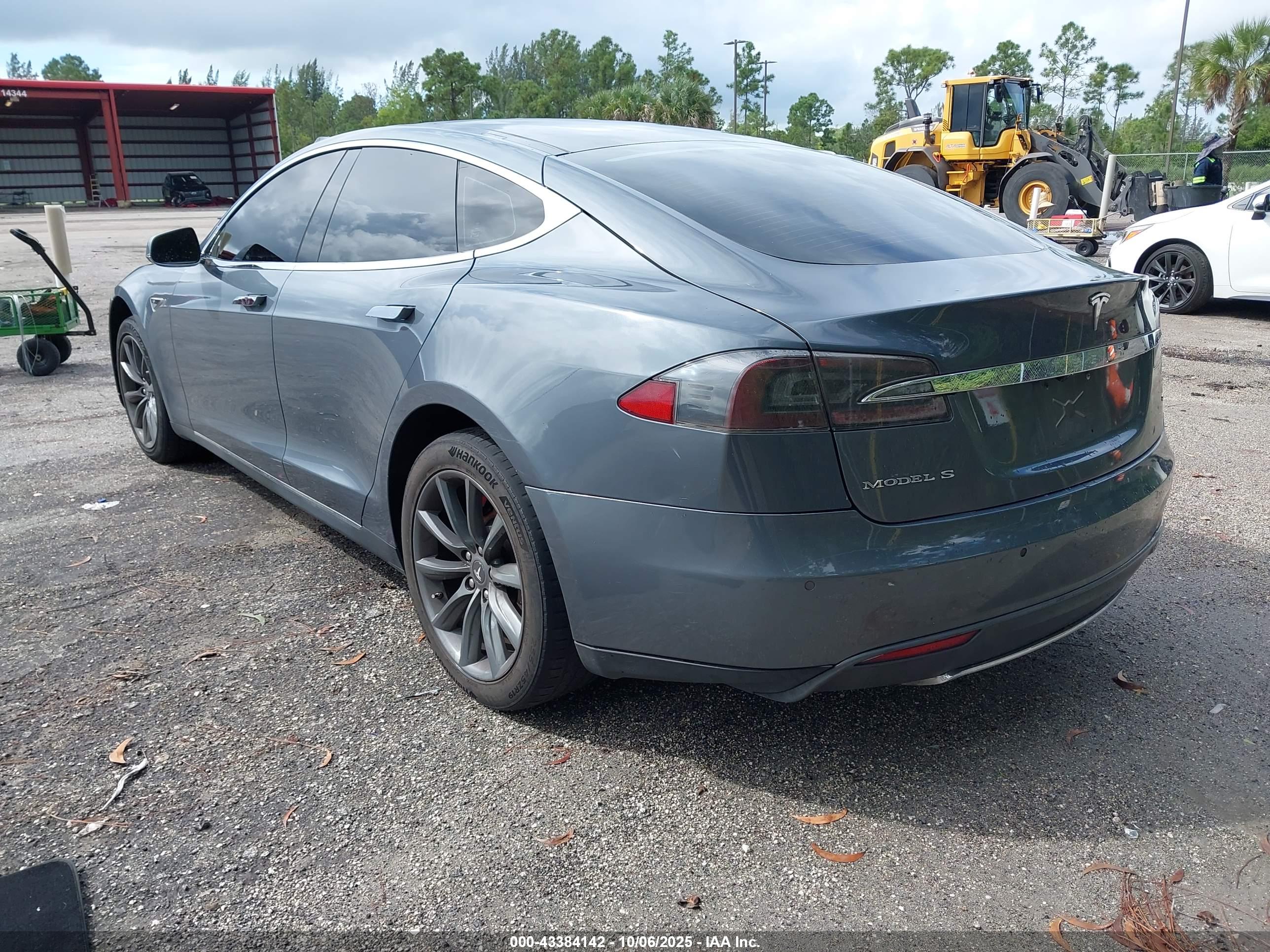 TESLA MODEL image 3