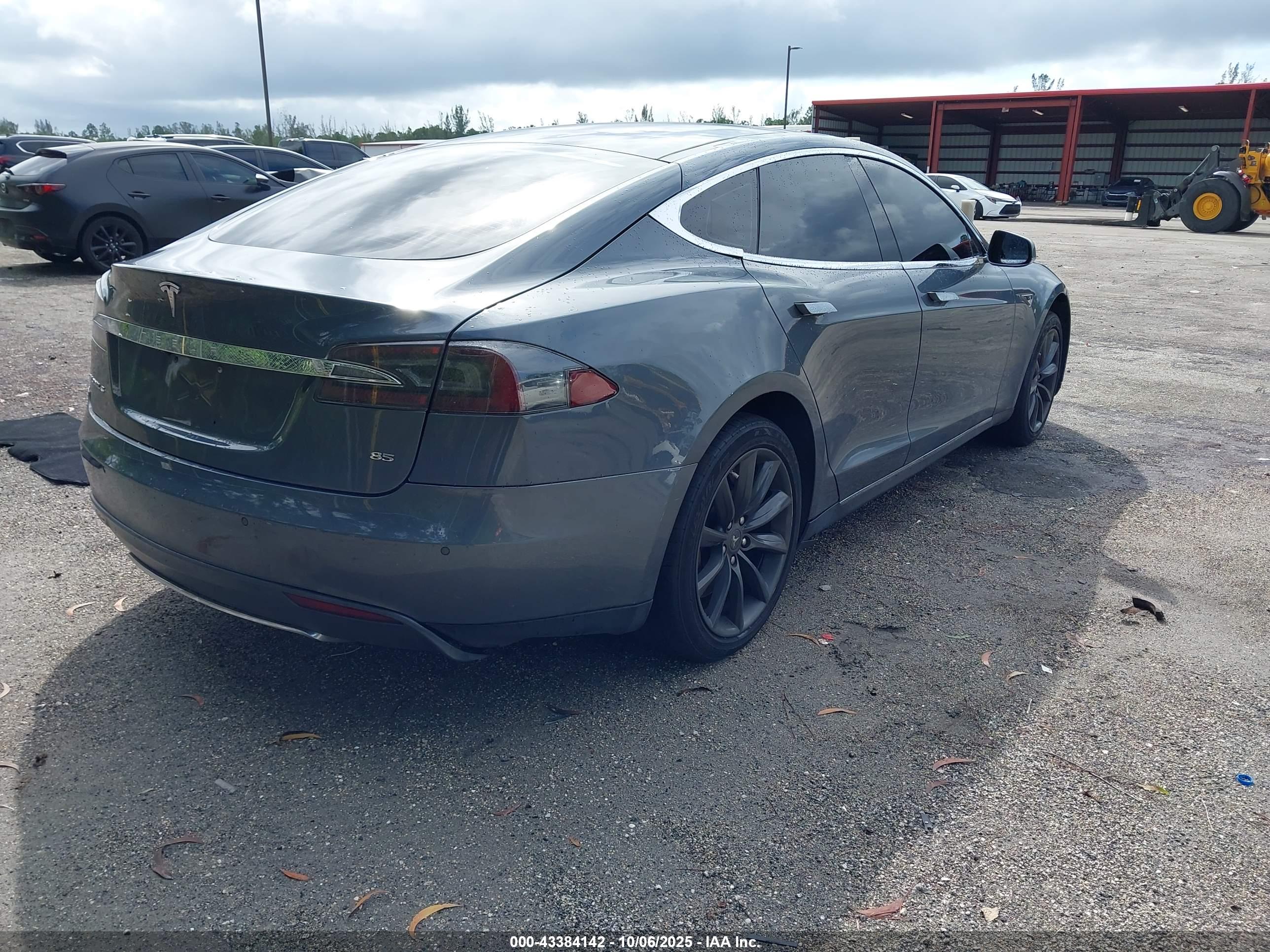 TESLA MODEL image 4