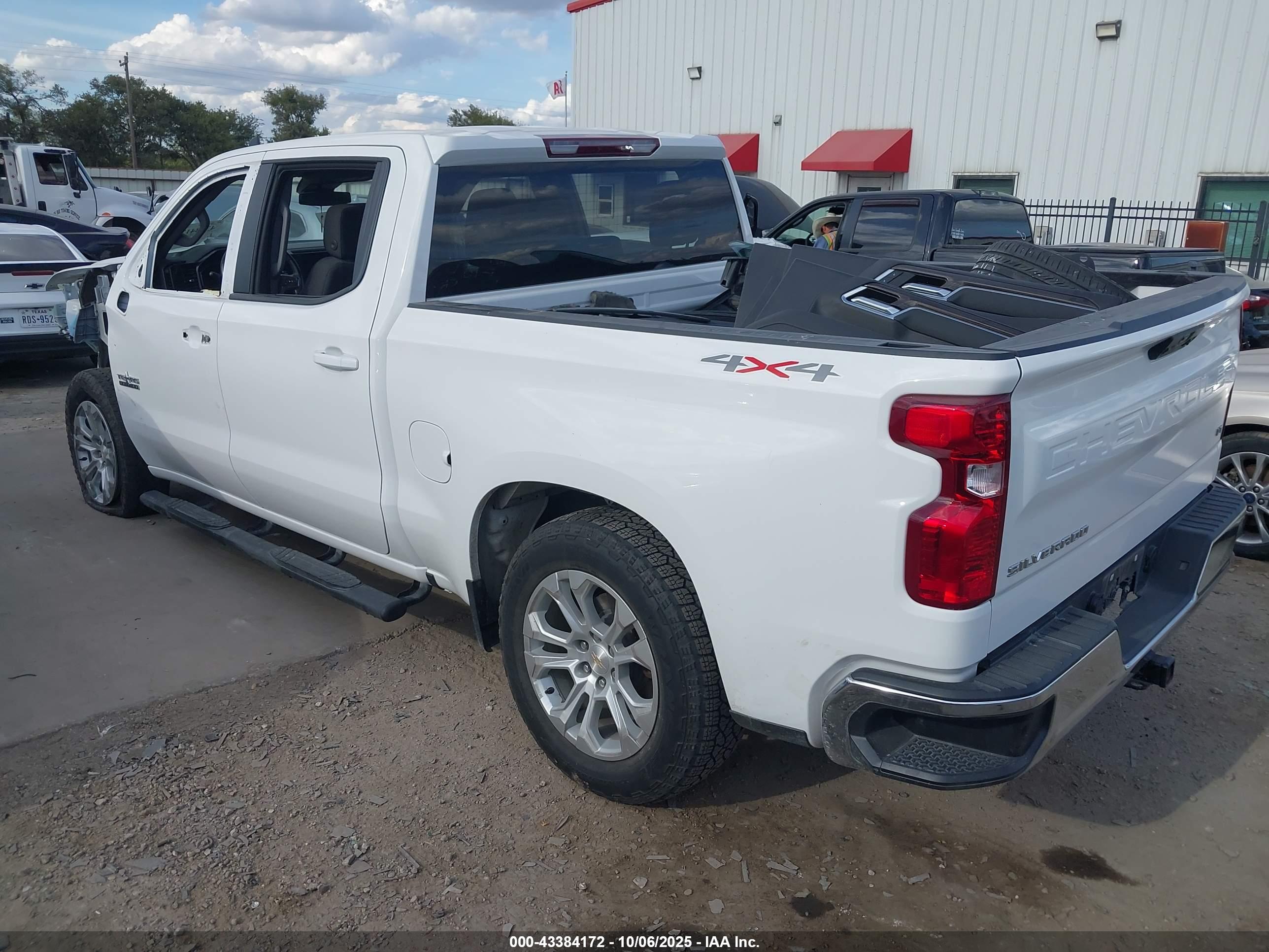 CHEVROLET SILVERADO image 3