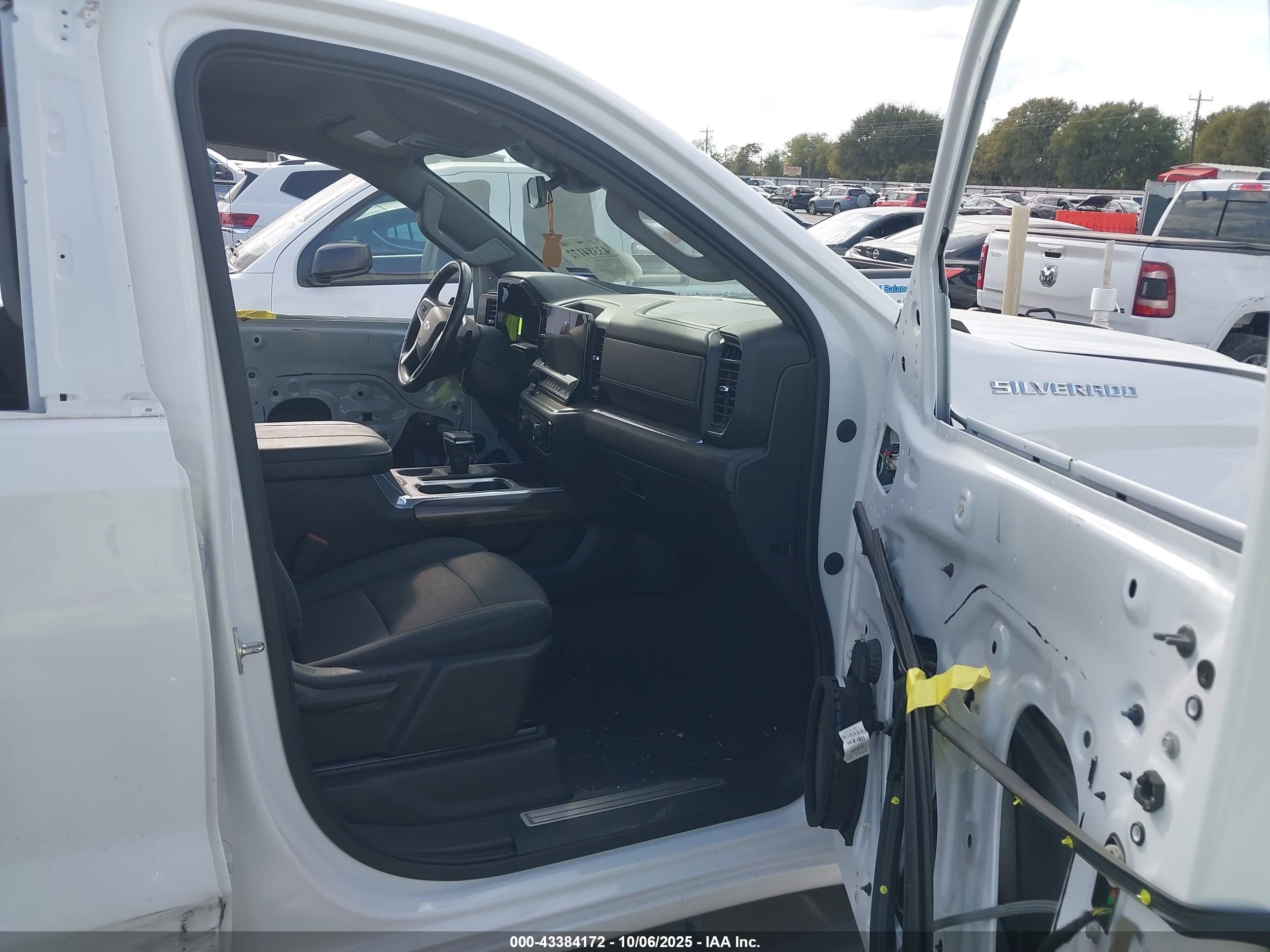 CHEVROLET SILVERADO image 5
