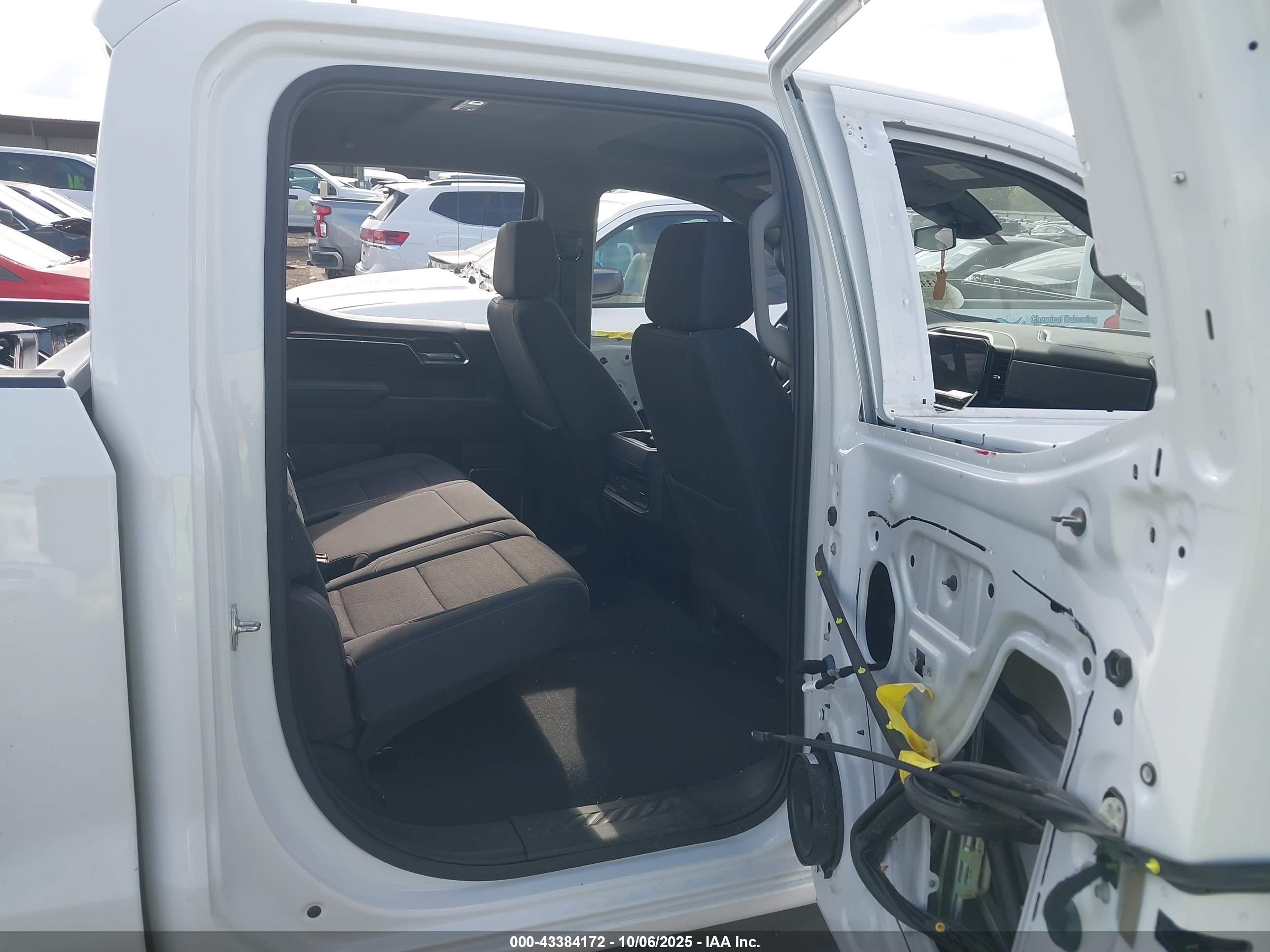 CHEVROLET SILVERADO image 8