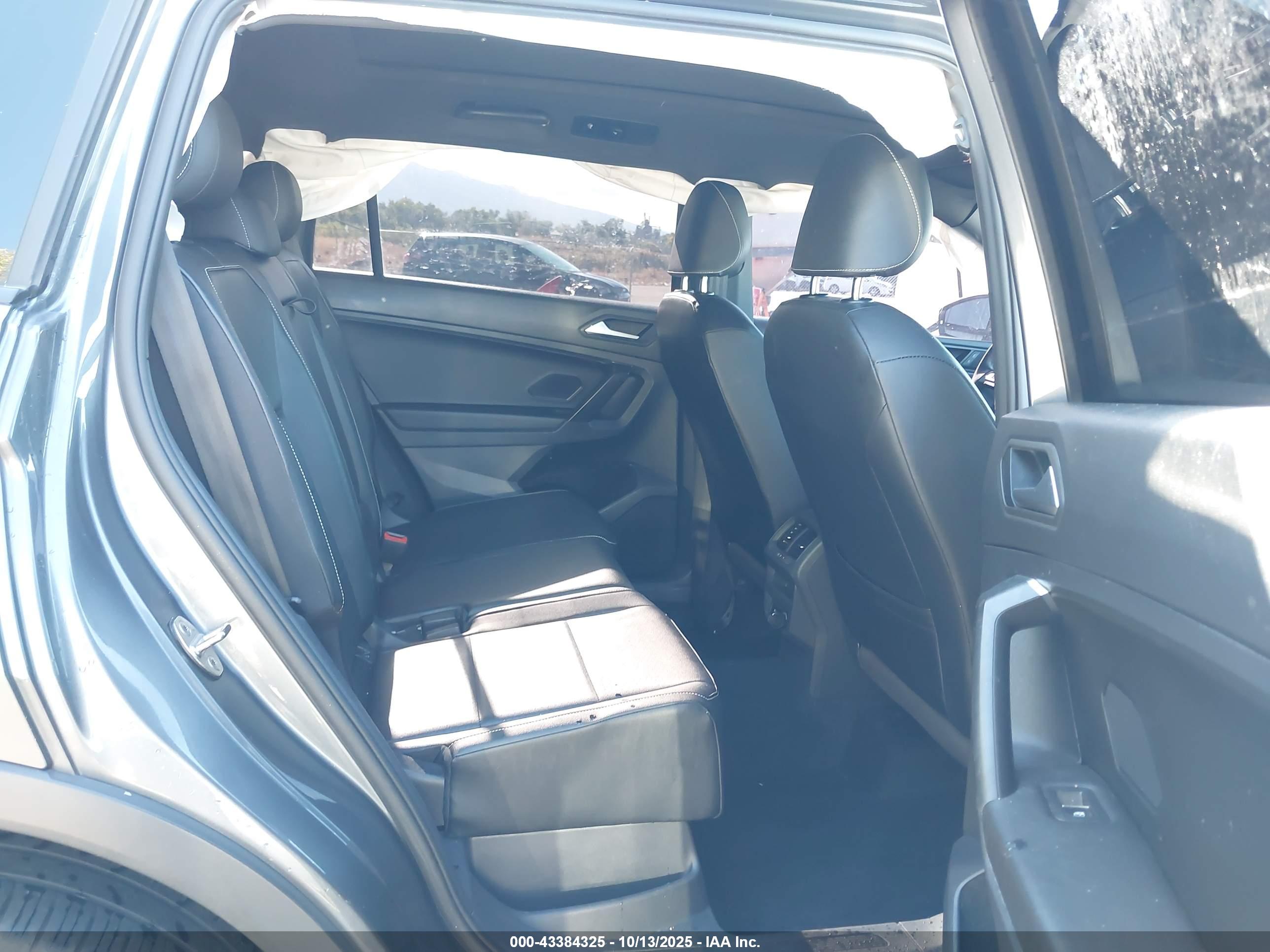 VOLKSWAGEN TIGUAN image 8