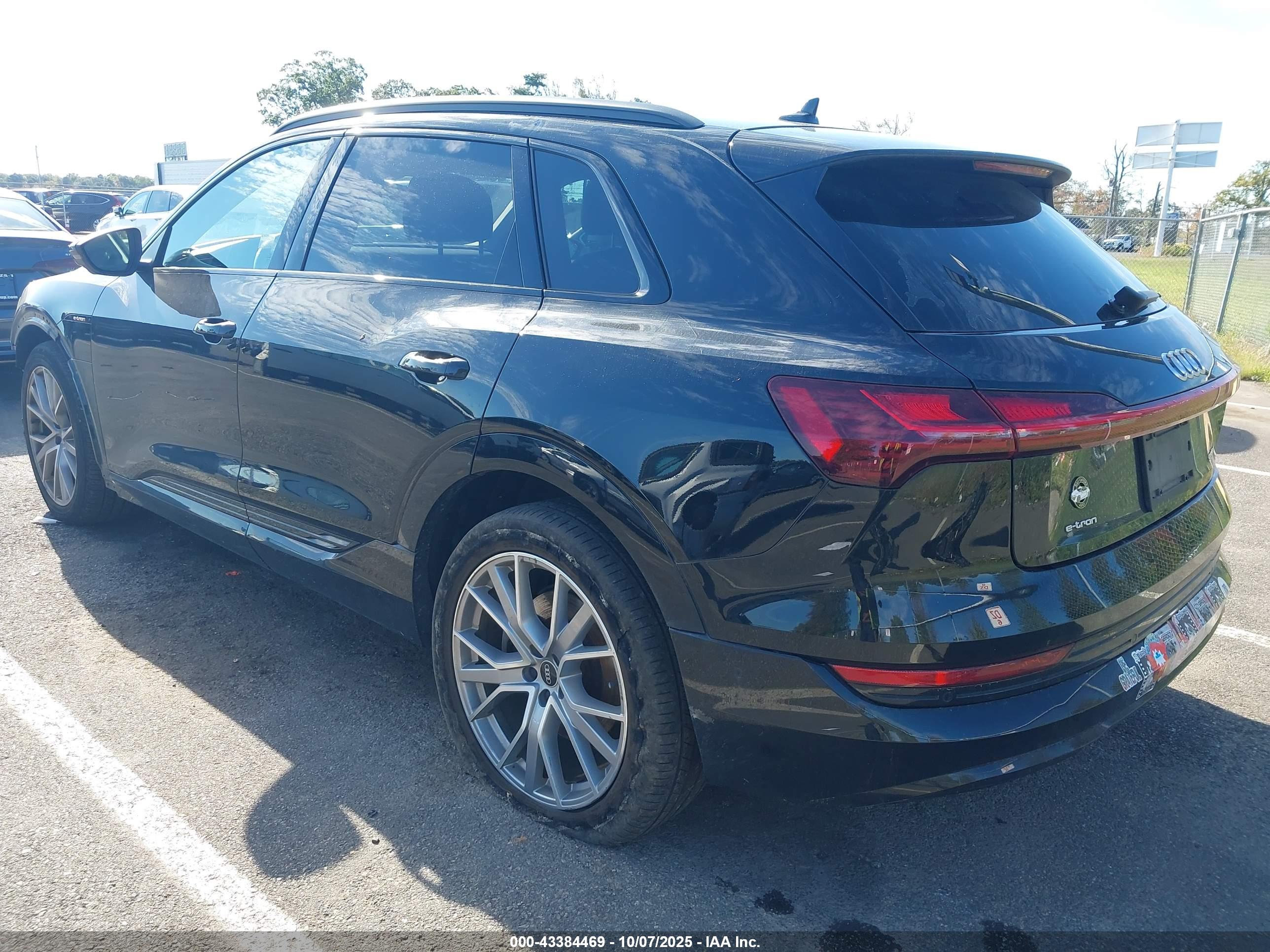 AUDI E-TRON image 3