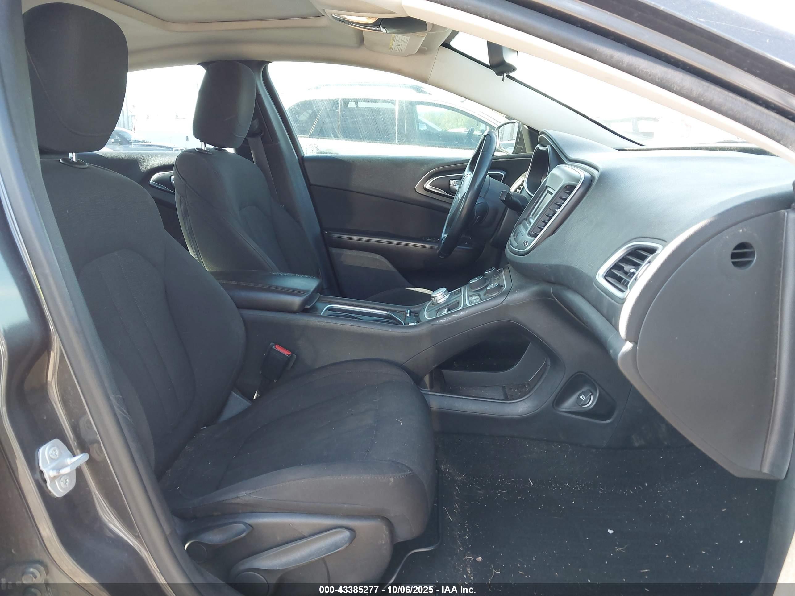 CHRYSLER 200 image 5