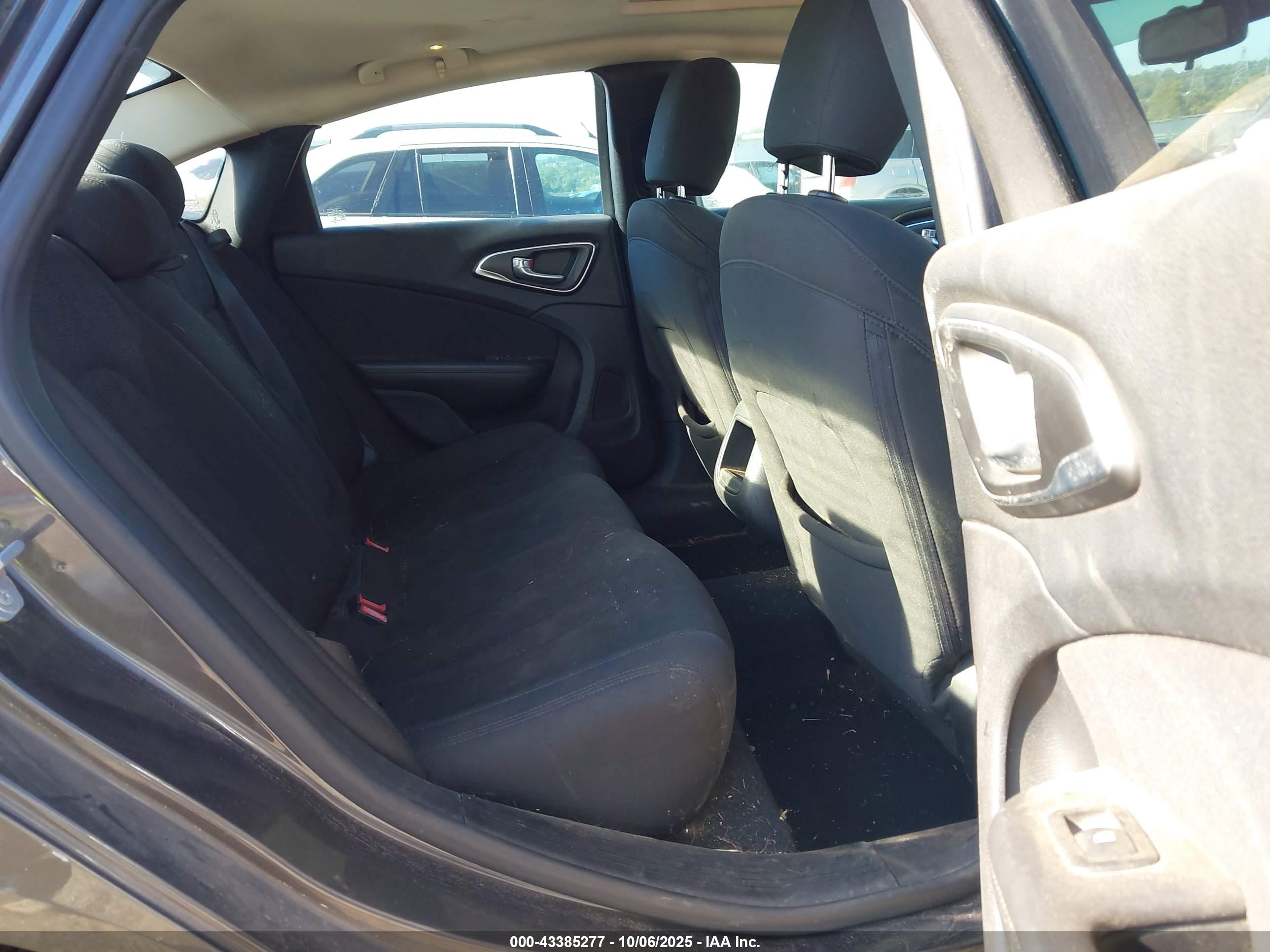 CHRYSLER 200 image 8