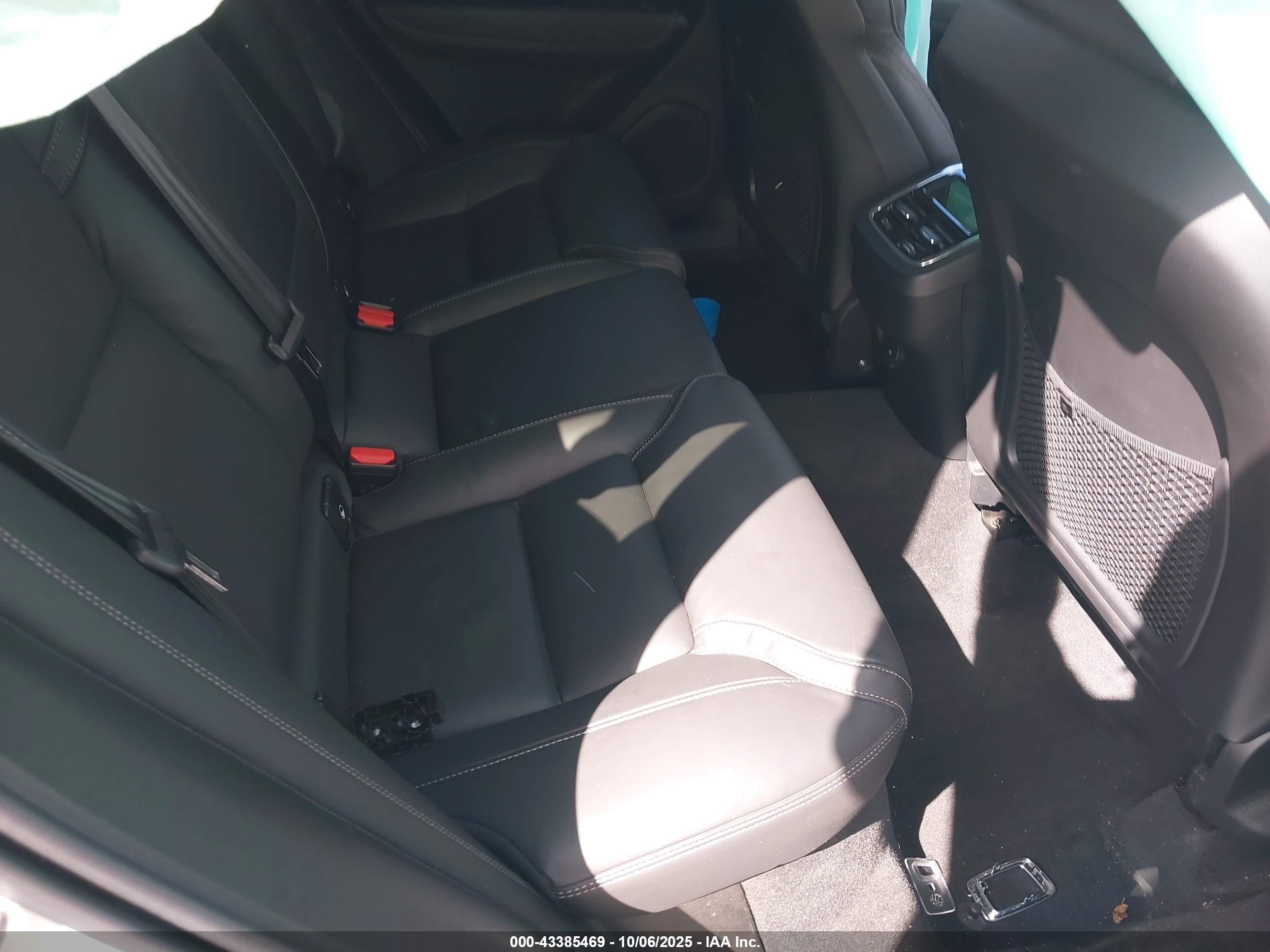 VOLVO XC60 image 8