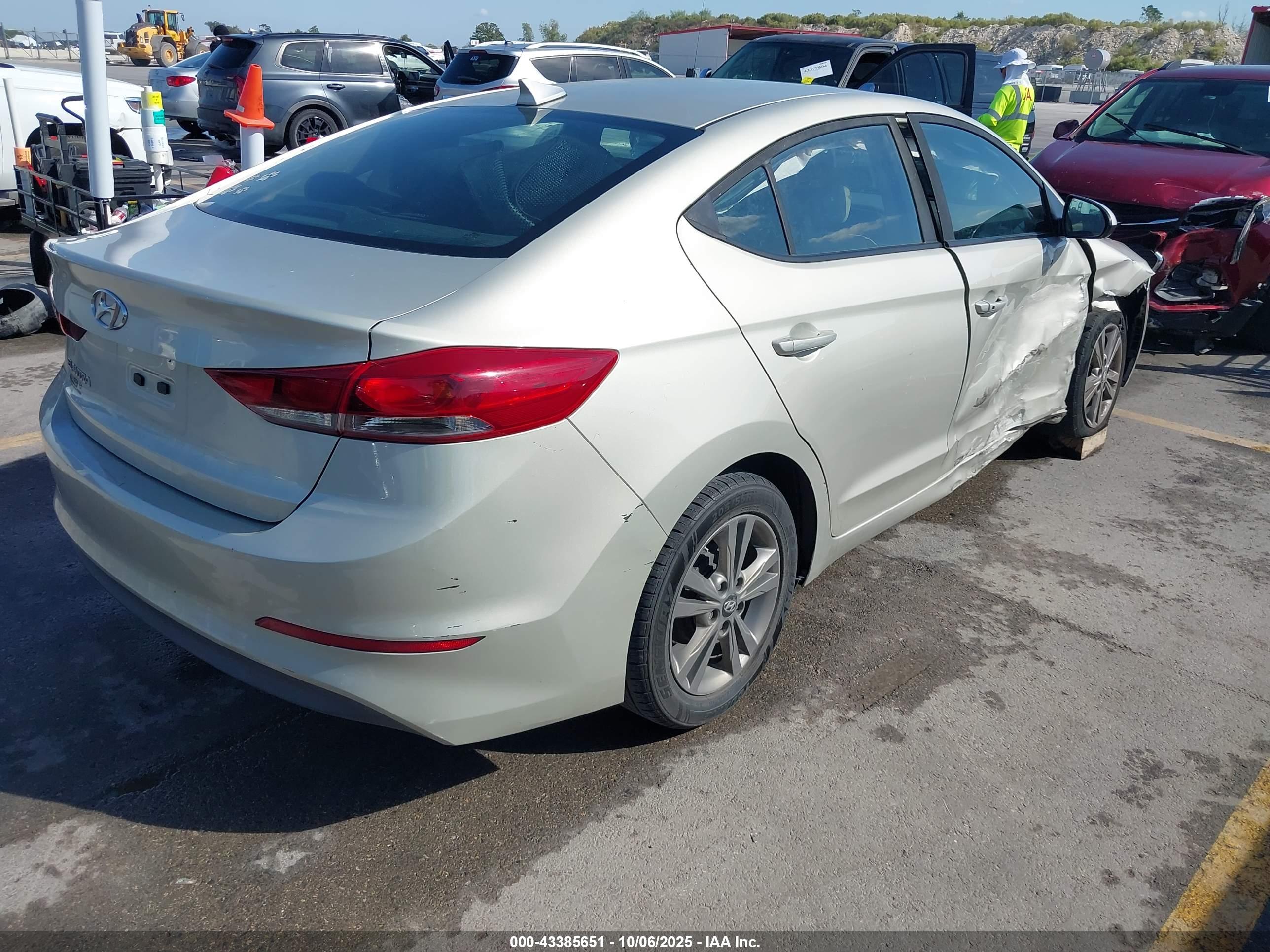 HYUNDAI ELANTRA image 4